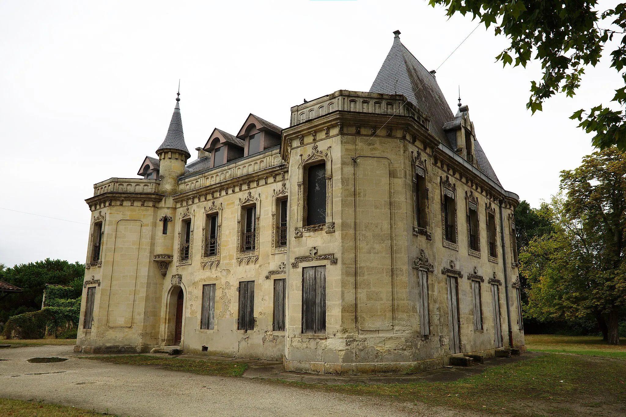 Photo showing: Angle est du château de Sarcignan