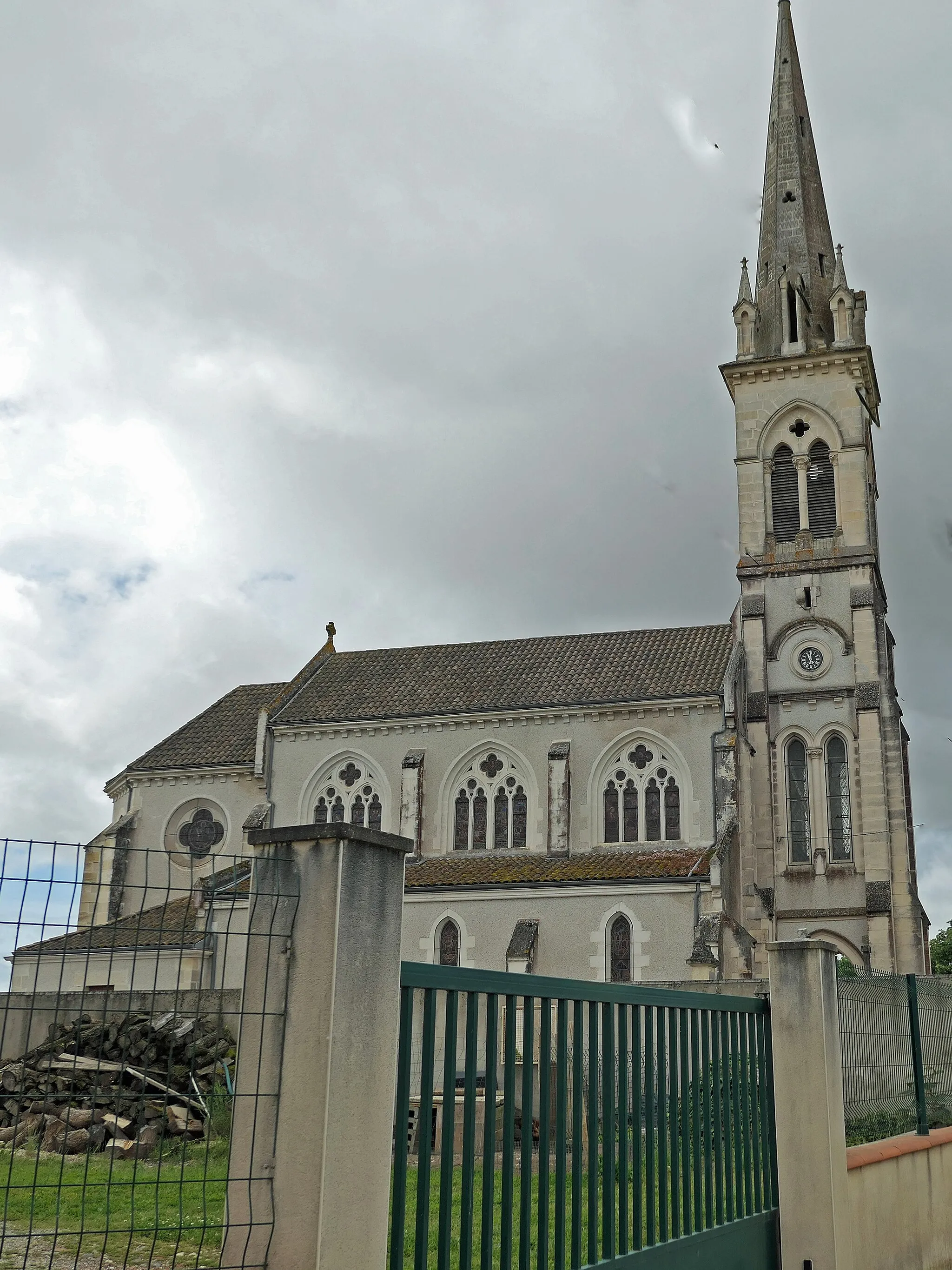 Photo showing: Haute église néo gothique, clocher élancé surmonté d'une flèche