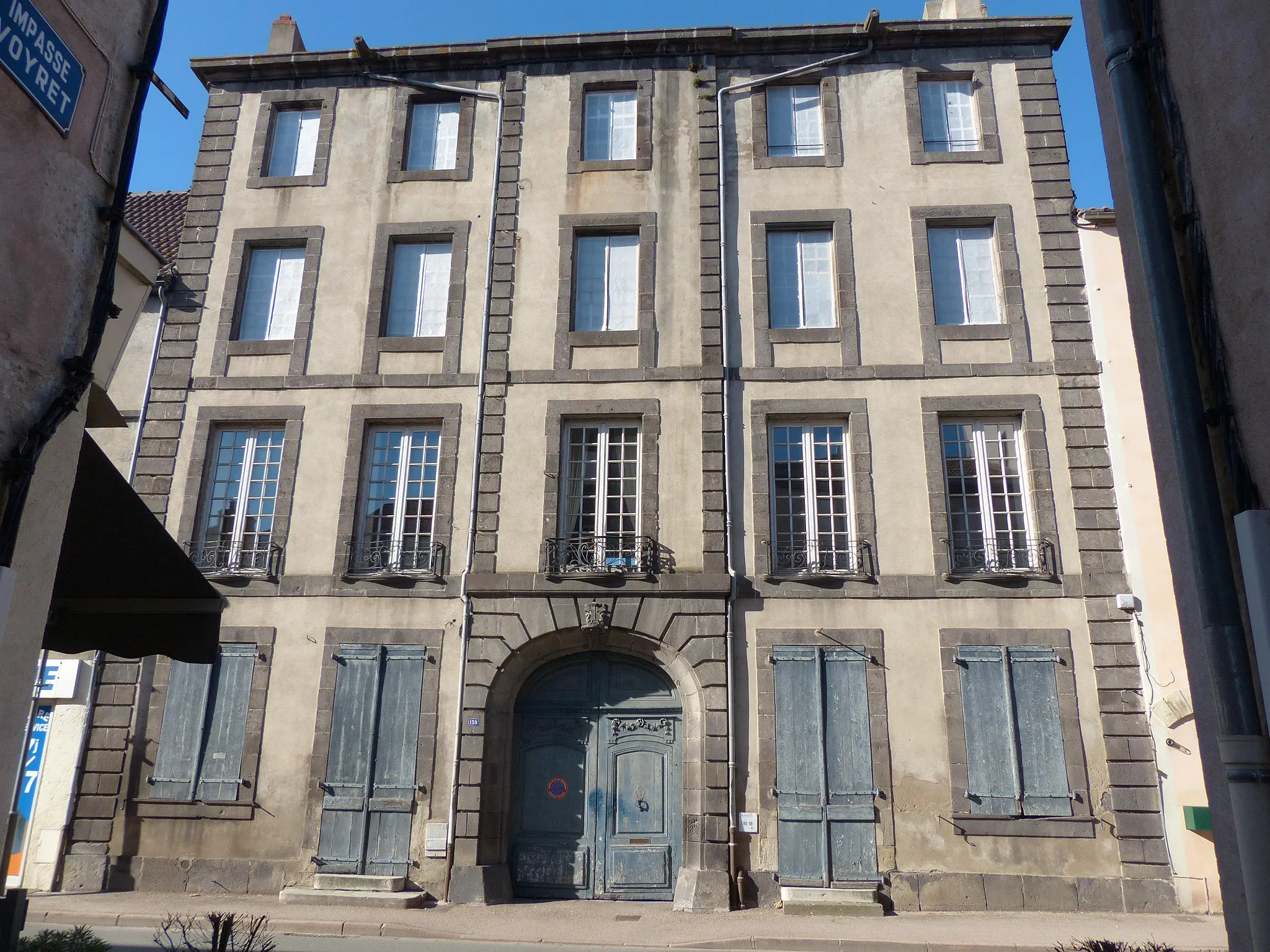 Photo showing: Aigueperse (Puy-de-Dôme). Hôtel Salneuve (XVIIIe siècle), sur le côté ouest de la Grande Rue.