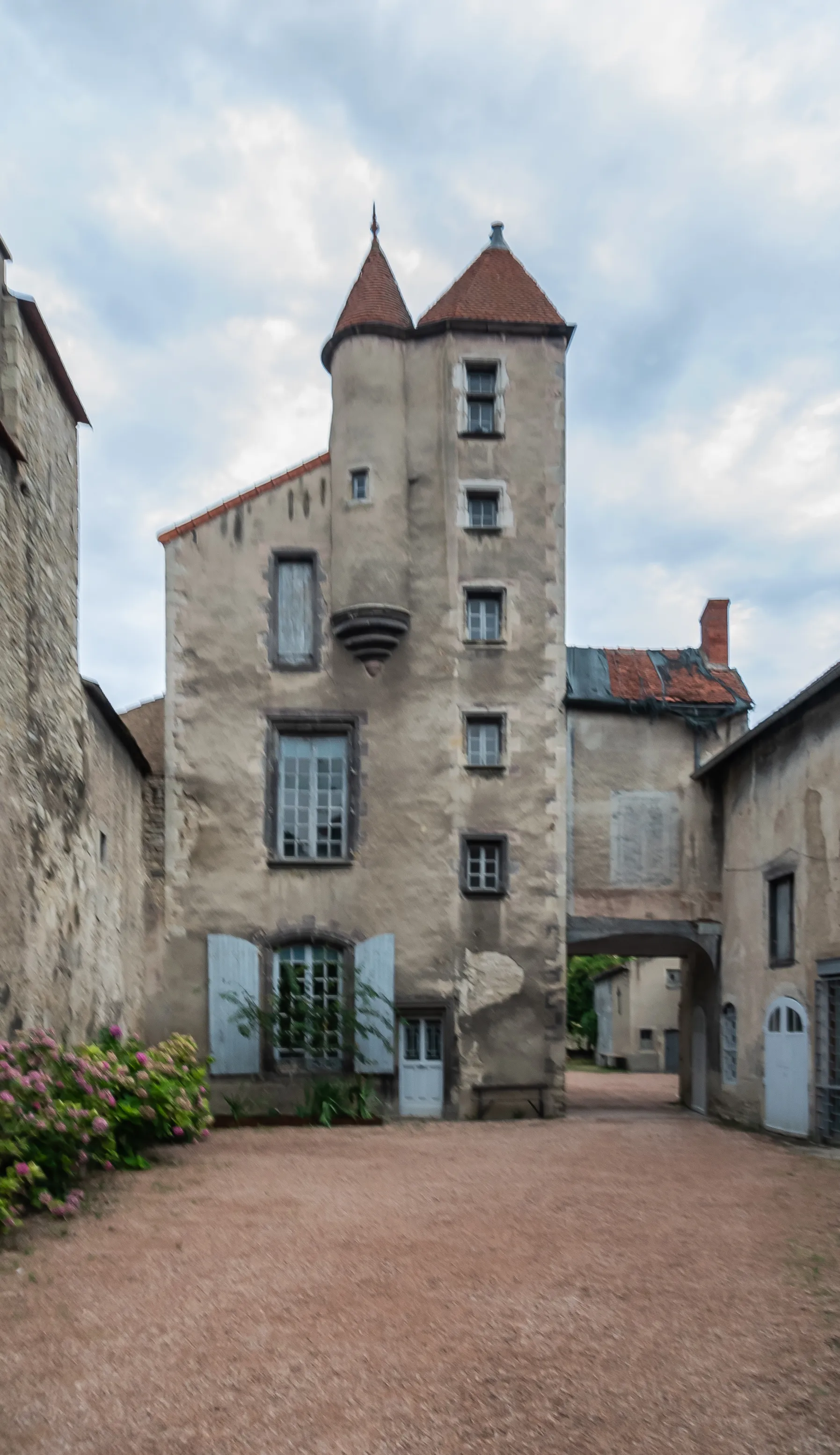 Photo showing: This building is indexed in the base Mérimée, a database of architectural heritage maintained by the French Ministry of Culture, under the reference PA63000121 .