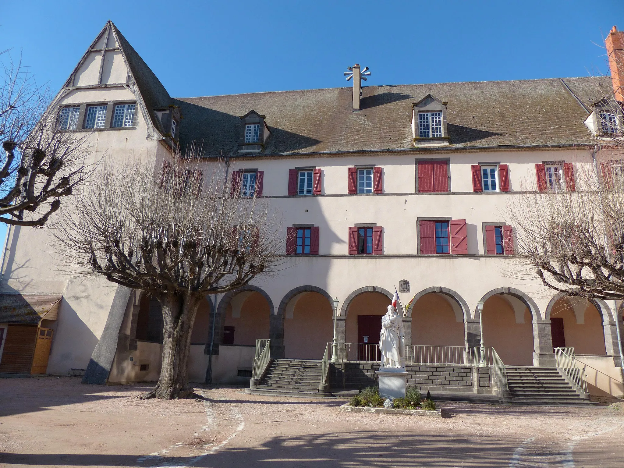 Photo showing: Façade de l'hôtel de ville d'Aigueperse (Puy-de-Dôme), ancien couvent des ursulines.