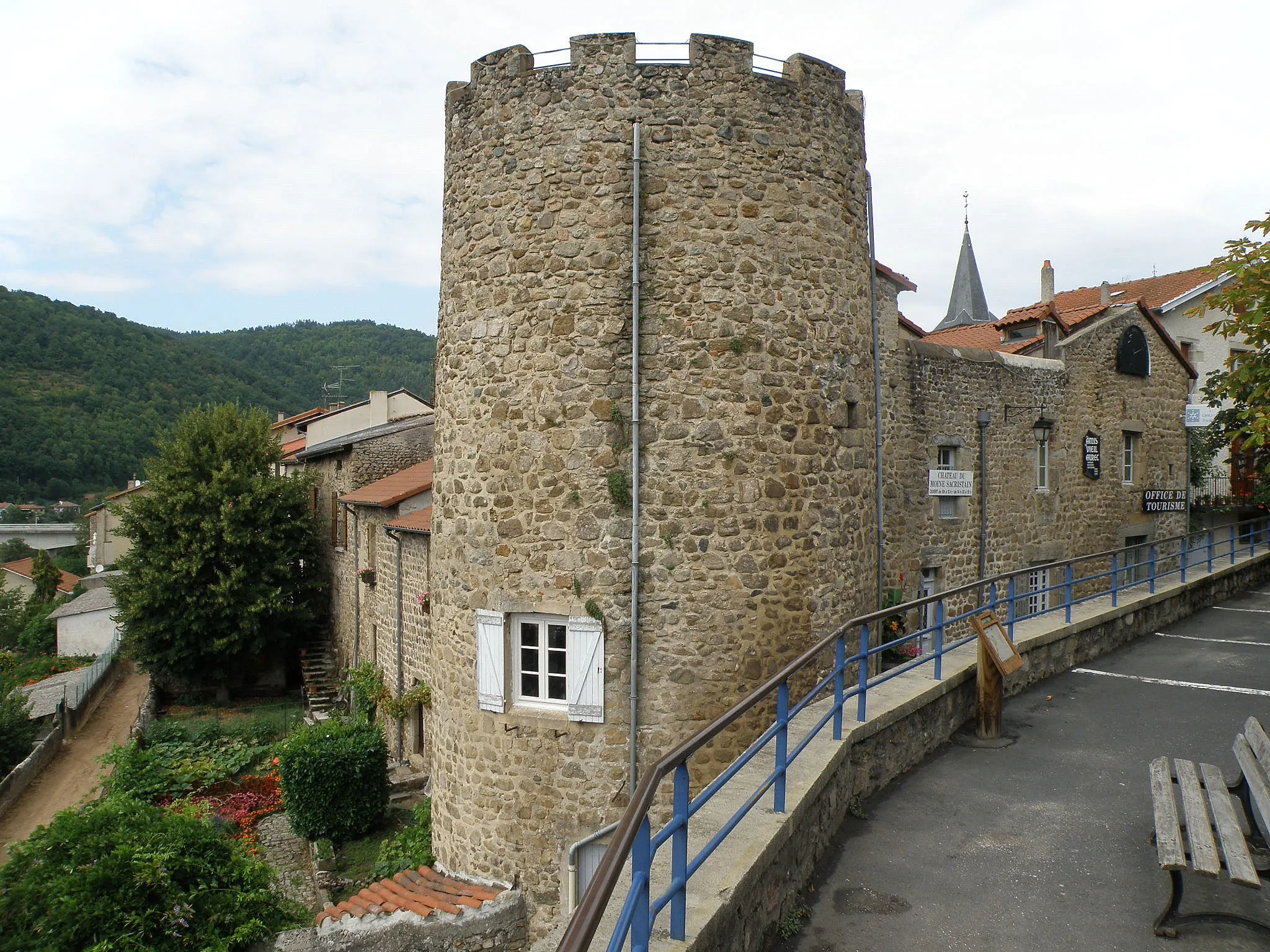 Photo showing: Aurec-sur-Loire, dép. de la Haute-Loire, France (région Auvergne). Château du moine sacristain.