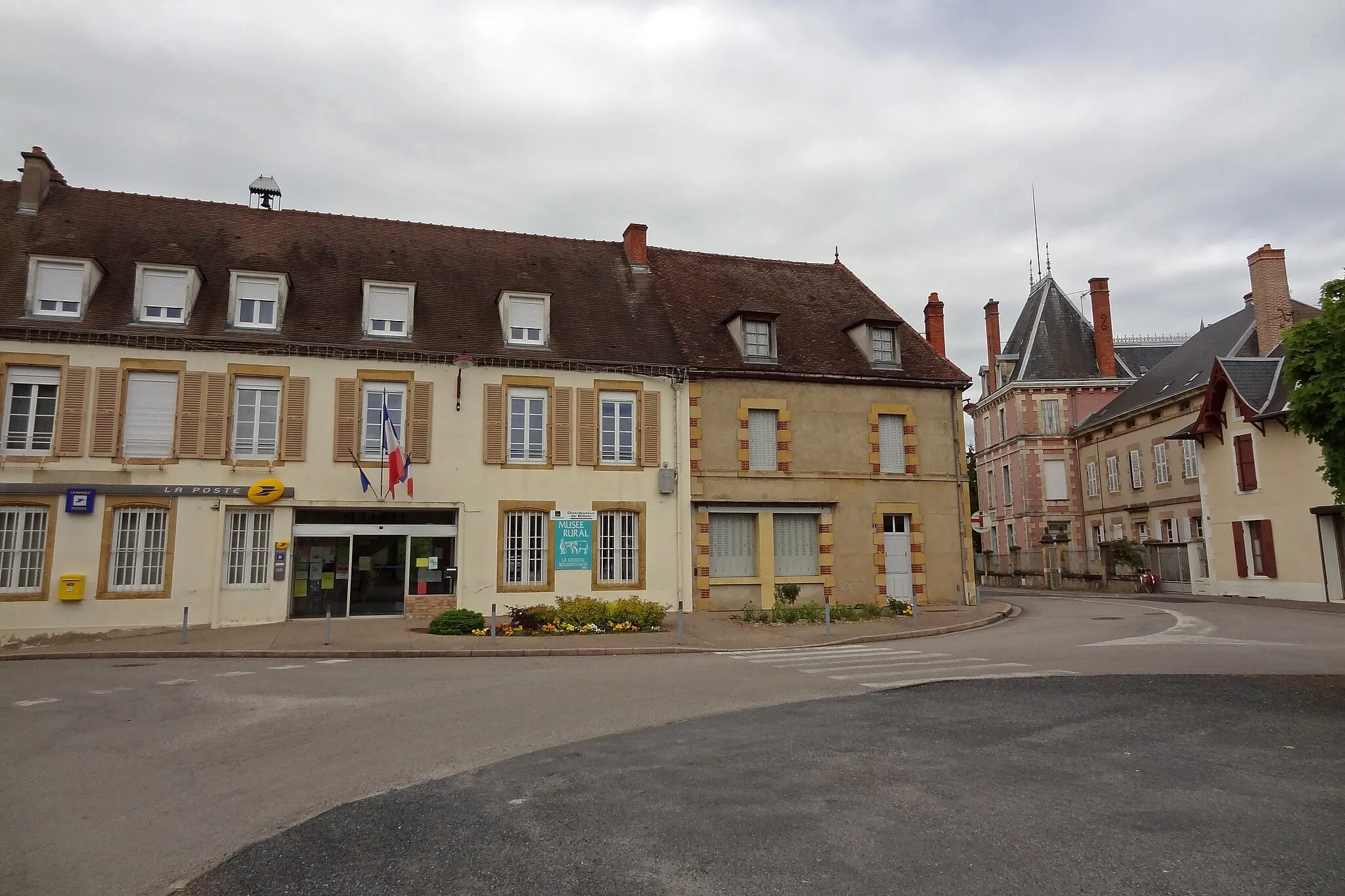 Photo showing: Beaulon town hall, Allier, France