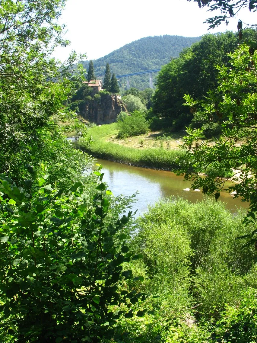 Photo showing: Boucle du fleuve à l’approche hameau de Confolent, commune de Beauzac, Haute-Loire, après passage à niveau de la ligne Le Puy-Saint Etienne.
Au fond, viaduc du Lignon.