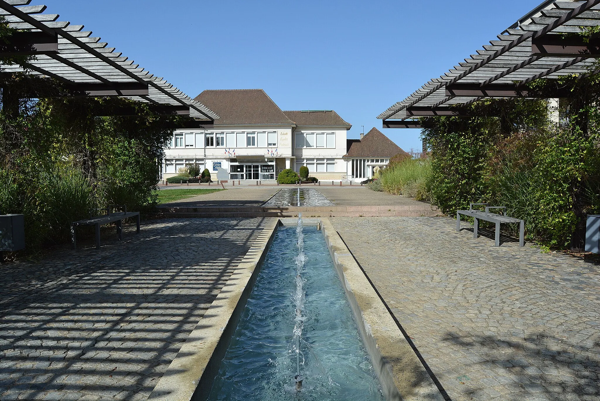 Photo showing: Esplanade François-Mitterrand (rénovée en 2011) et, au second plan, l'hôtel de ville de Bellerive-sur-Allier (Allier, Auvergne-Rhône-Alpes, France).