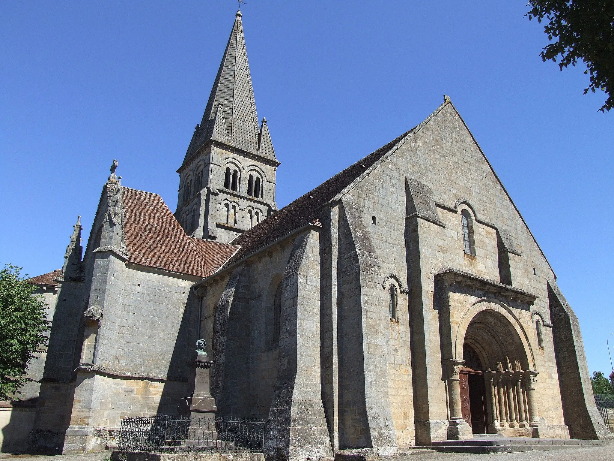 Photo showing: Bourbon-l'Archambault - Eglise Saint-Georges