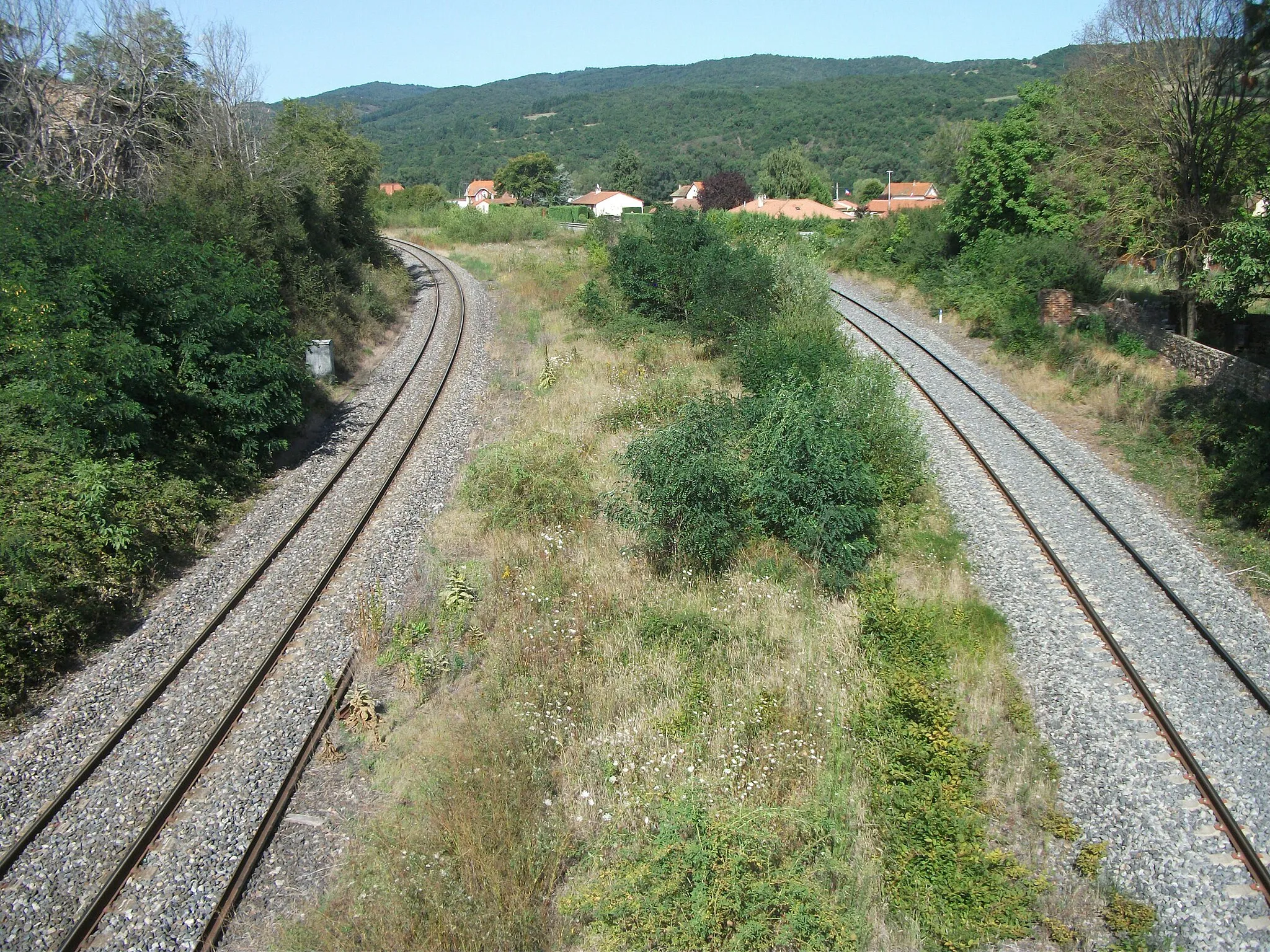 Photo showing: Saint-Germain-des-Fossés–Nîmes-Courbessac railway back to Brassac-les-Mines–Sainte-Florine railway station, Puy-de-Dôme, towards Clermont-Ferrand [15210]