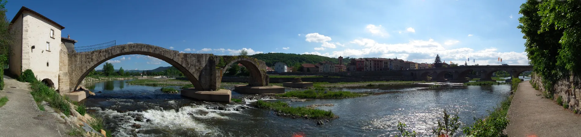 Photo showing: panorama entre les deux ponts au centre de brives-charensac