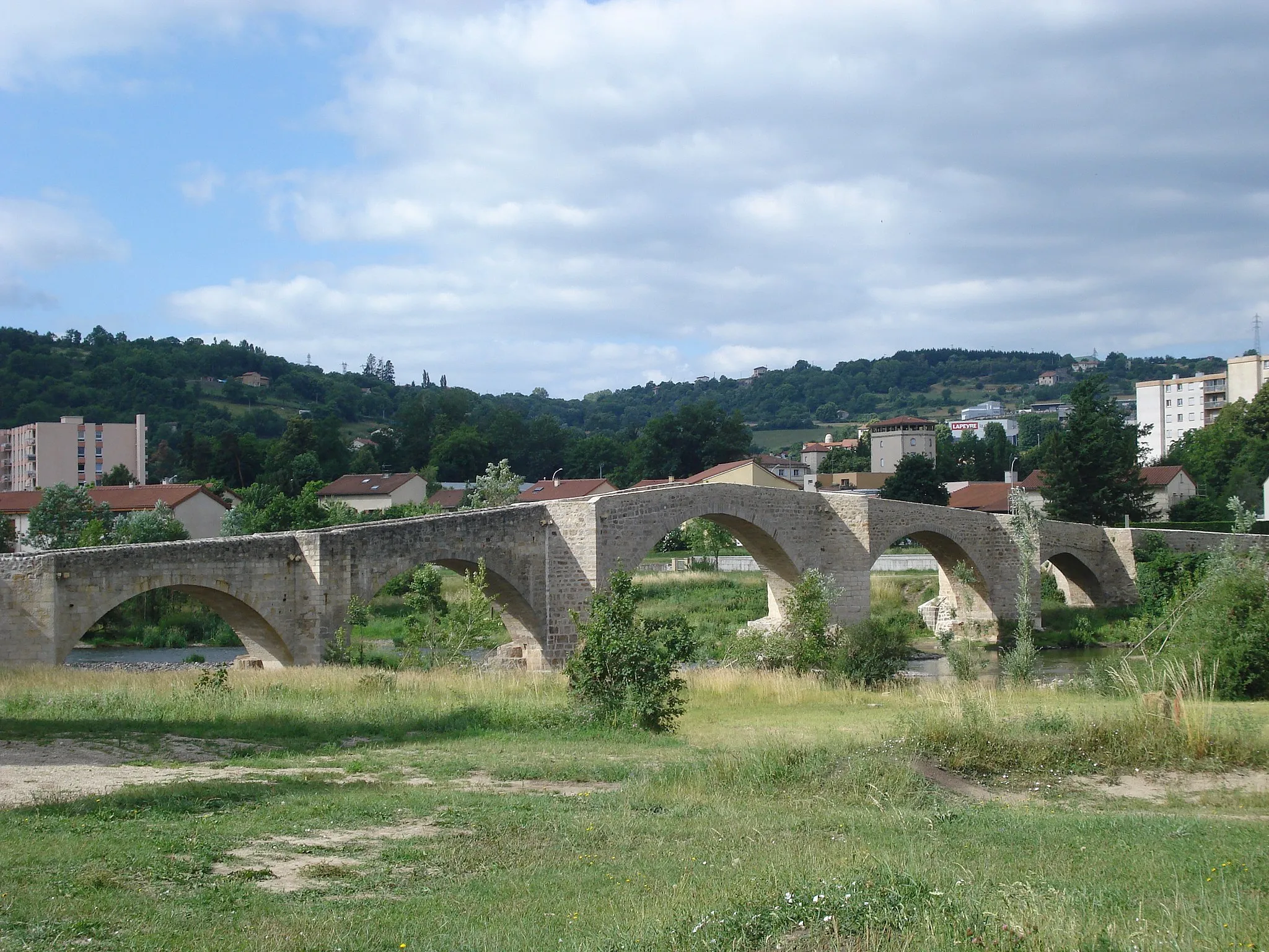 Photo showing: Brives-Charensac (Haute-Loire, Fr), old stone bridge on the Loire River.