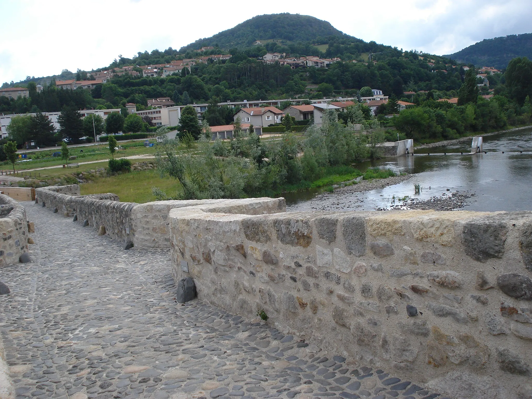 Photo showing: Brives-Charensac, chaussée et parapet du vieux pont sur la Loire