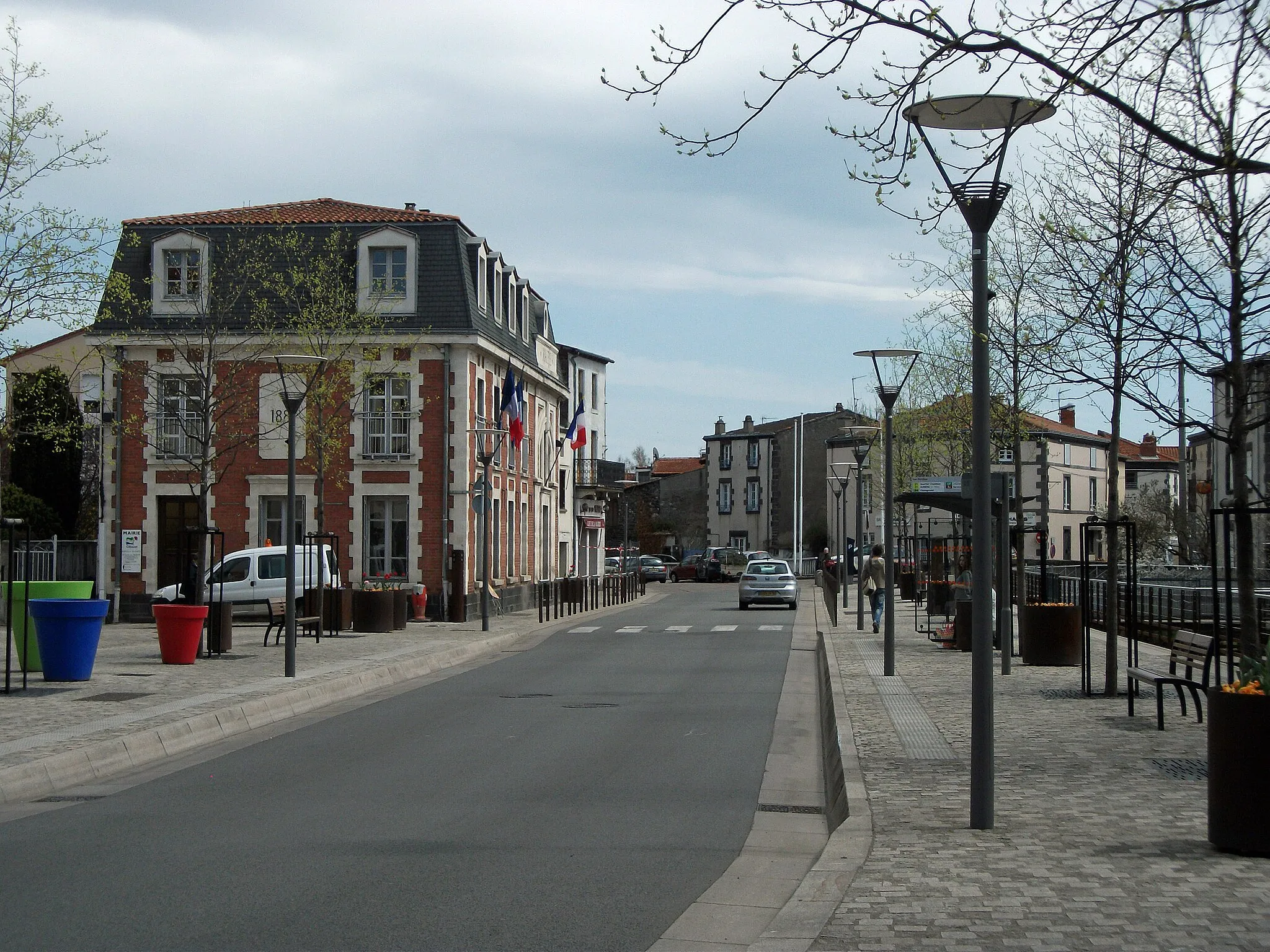 Photo showing: Cours des Perches towards Clermont-Ferrand (+ town hall) in Cébazat, Puy-de-Dôme, Auvergne, France.