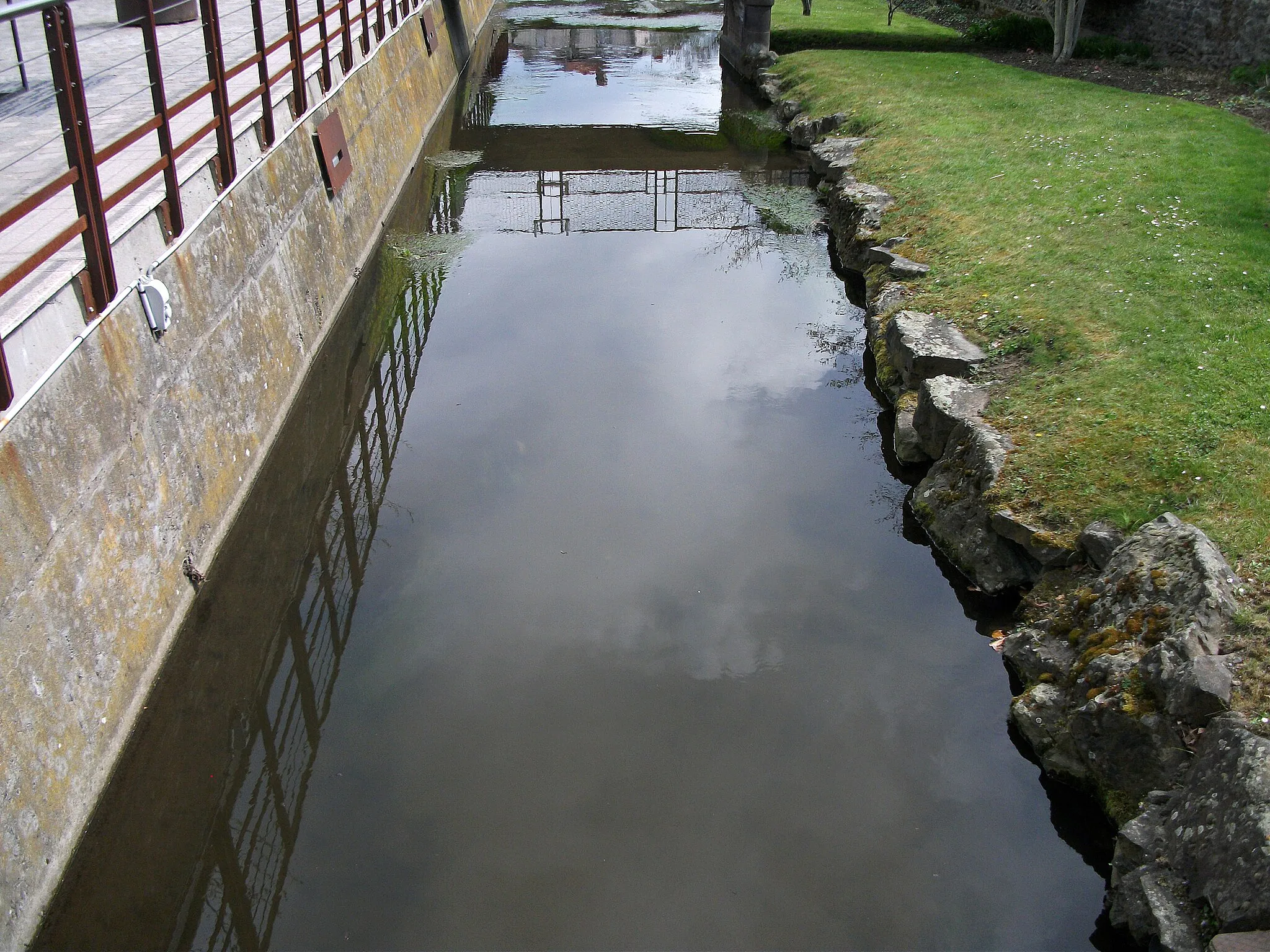 Photo showing: Bédat river near cours des Perches in Cébazat, Puy-de-Dôme, Auvergne, France.