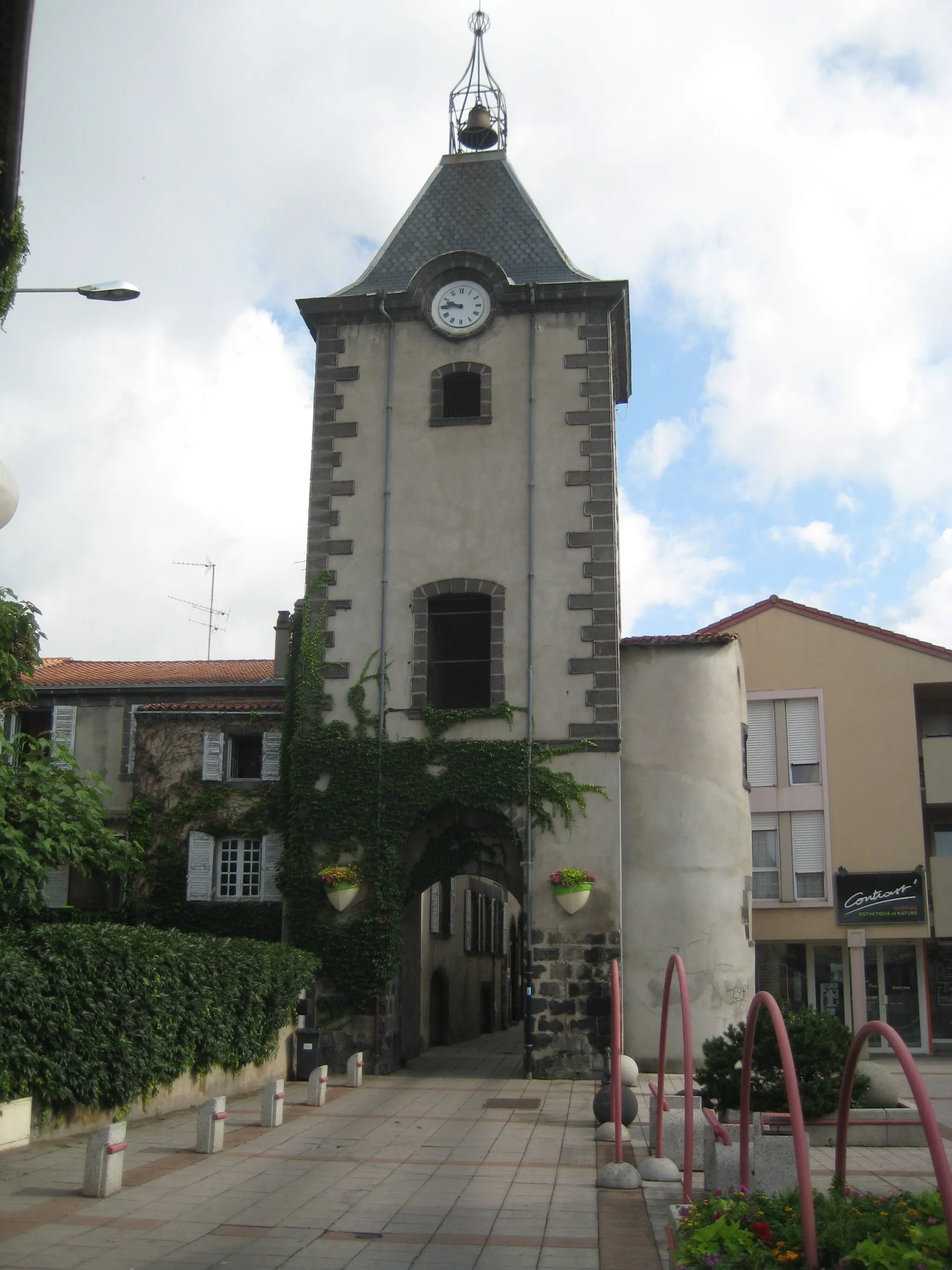 Photo showing: This building is inscrit au titre des monuments historiques de la France. It is indexed in the base Mérimée, a database of architectural heritage maintained by the French Ministry of Culture, under the reference PA00091929 .