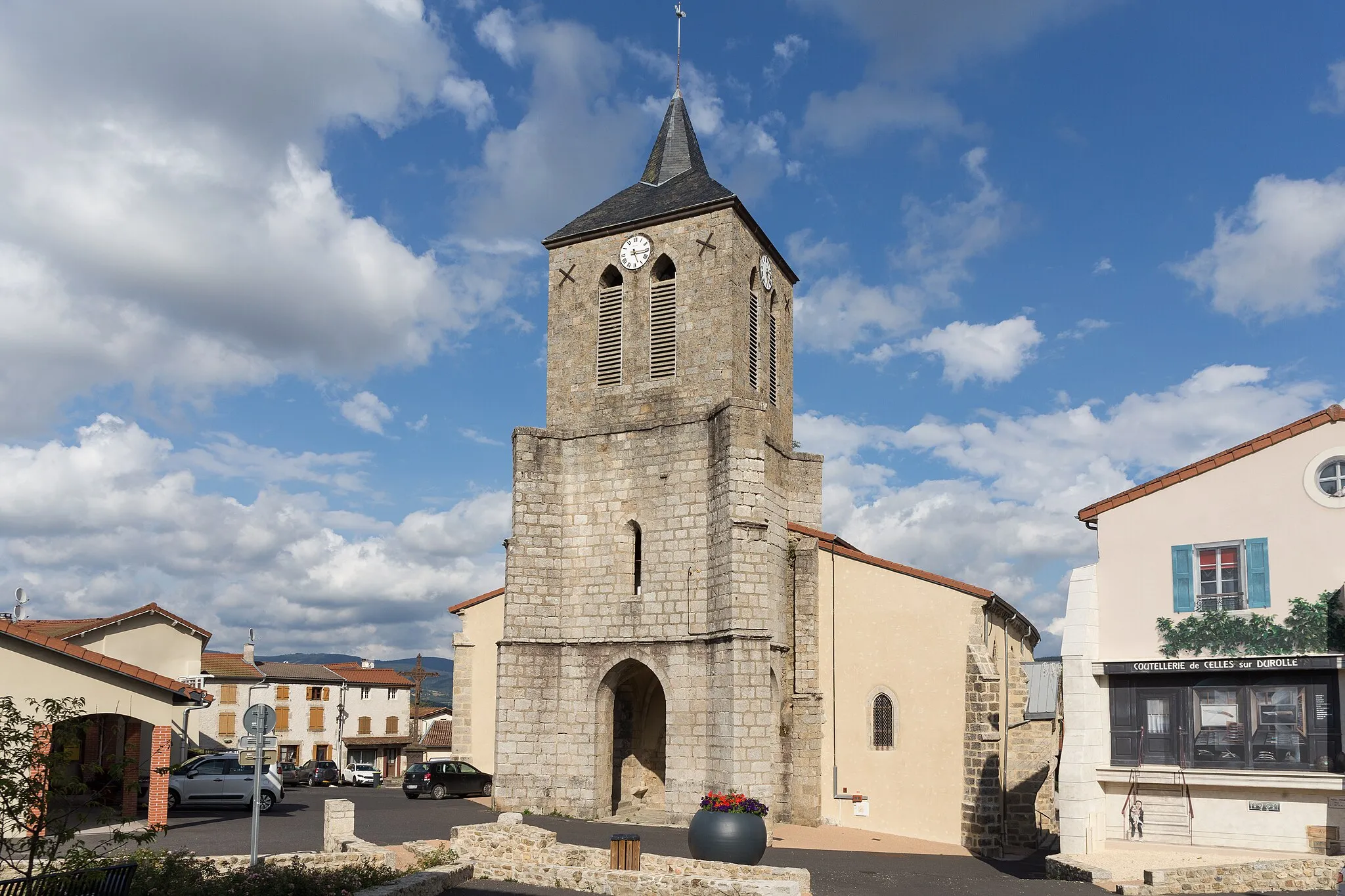 Photo showing: Église Saint-Julien de Celles-sur-Durolle.