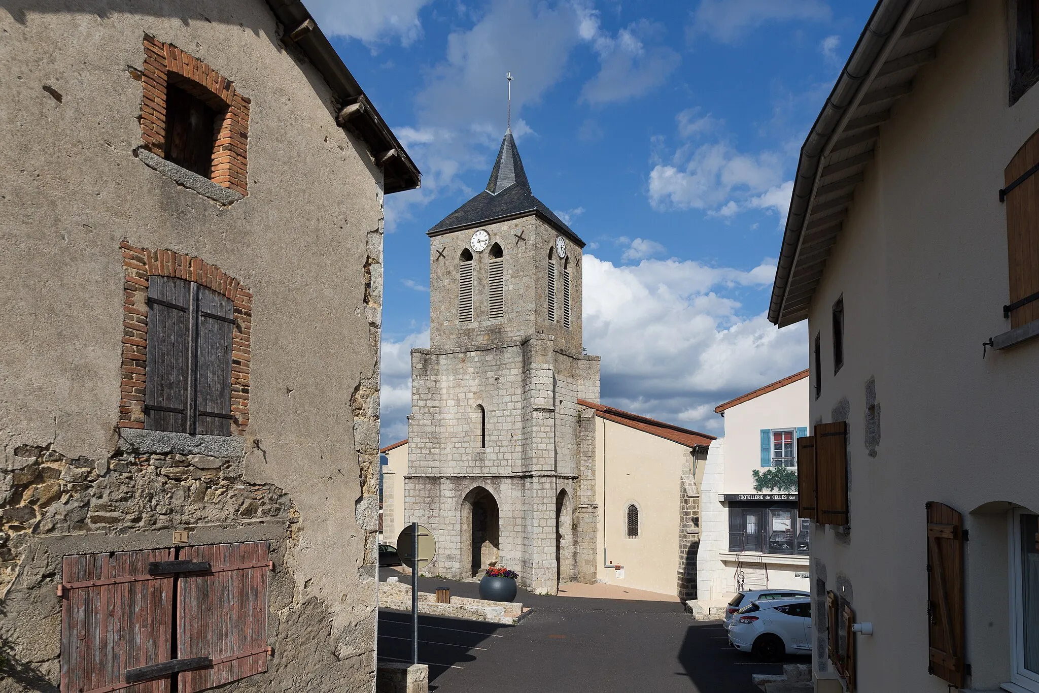 Photo showing: Église Saint-Julien de Celles-sur-Durolle.