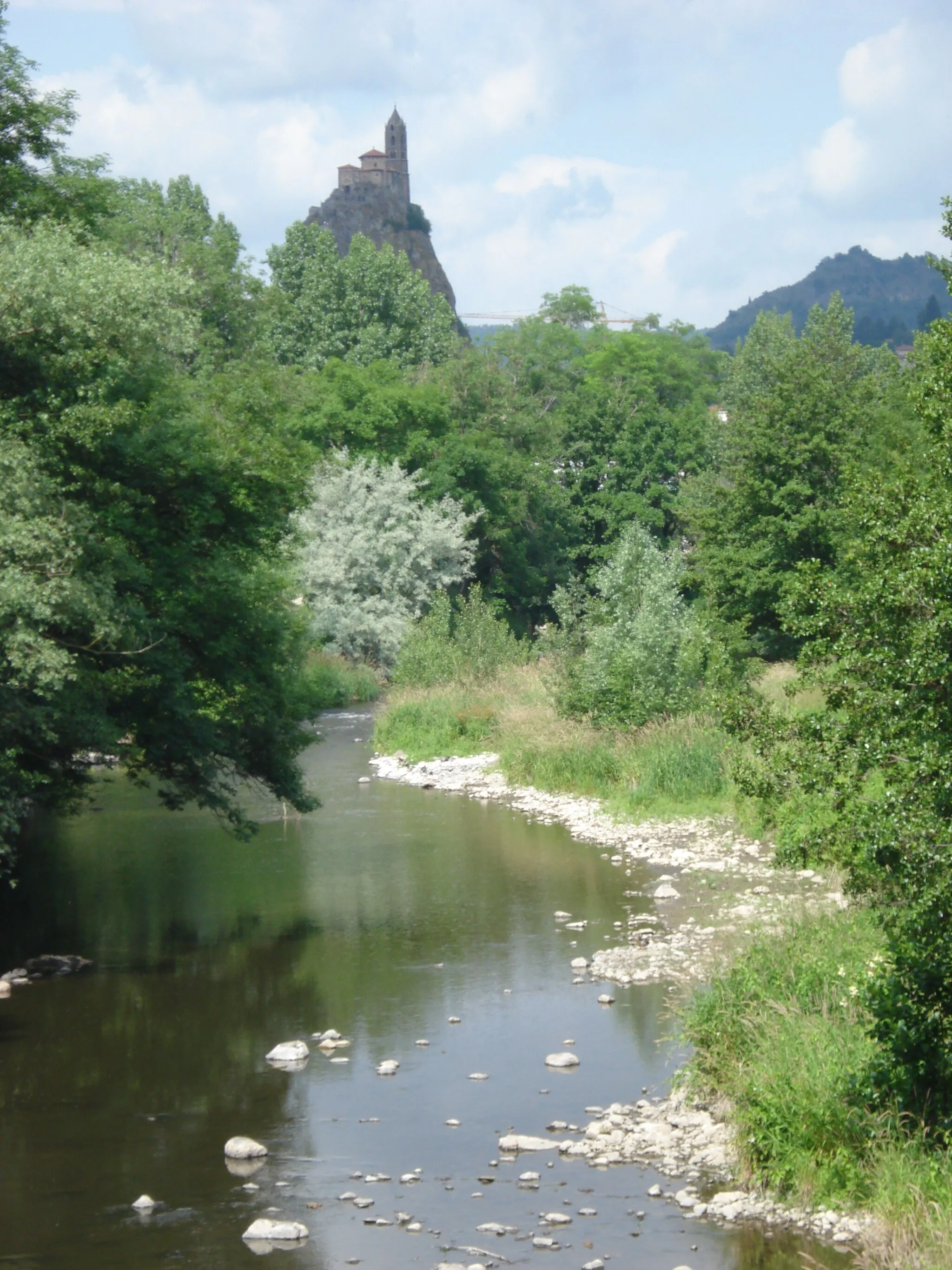 Photo showing: Borne River at Le Puy-en-Velay (Haute-Loire, Fr) near its confluence with the Loire river at Chadrac. View of the chapelle Saint-Michel d'Aiguilhe.