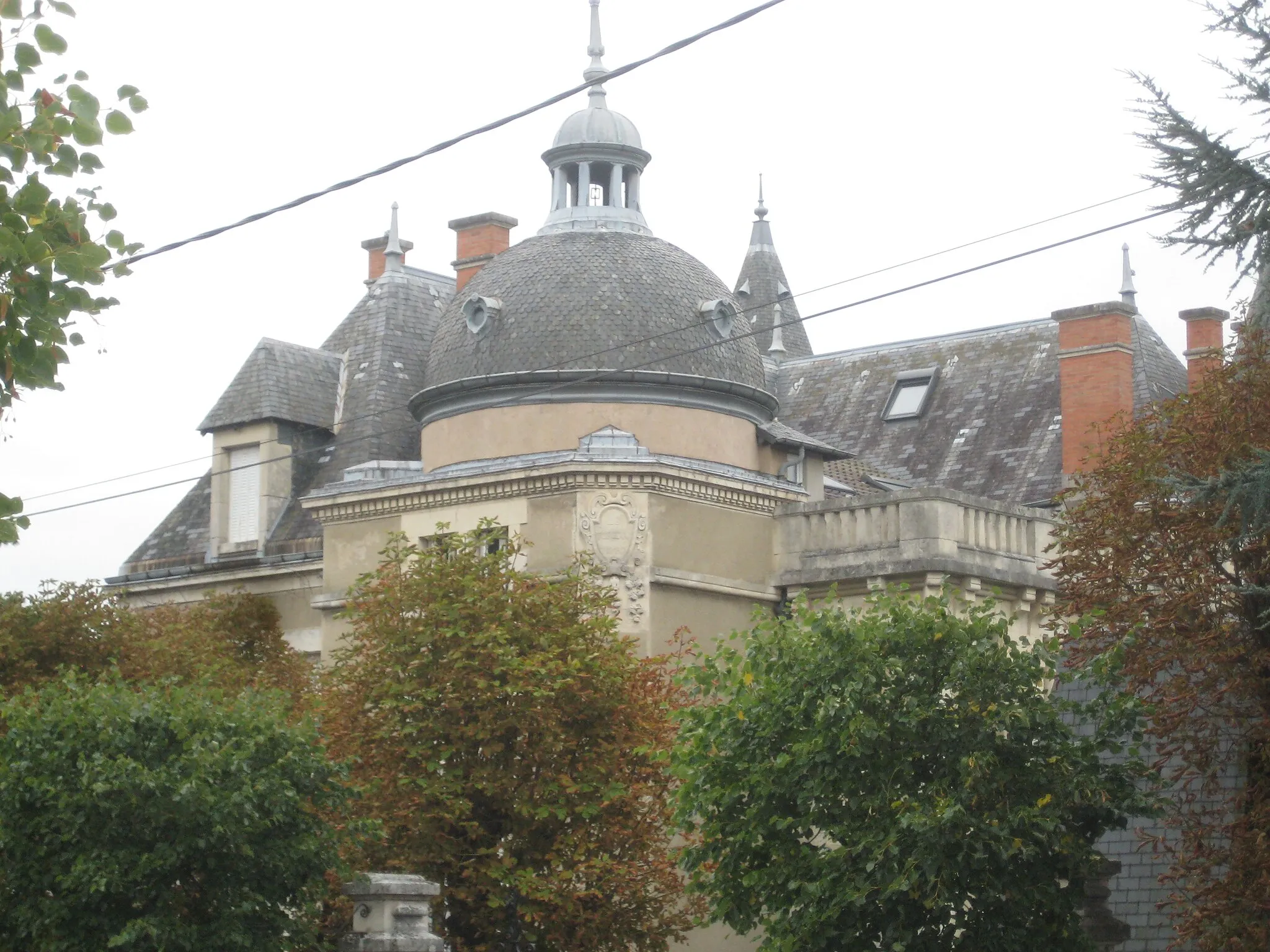 Photo showing: This building is inscrit au titre des monuments historiques de la France. It is indexed in the base Mérimée, a database of architectural heritage maintained by the French Ministry of Culture, under the reference PA63000090 .