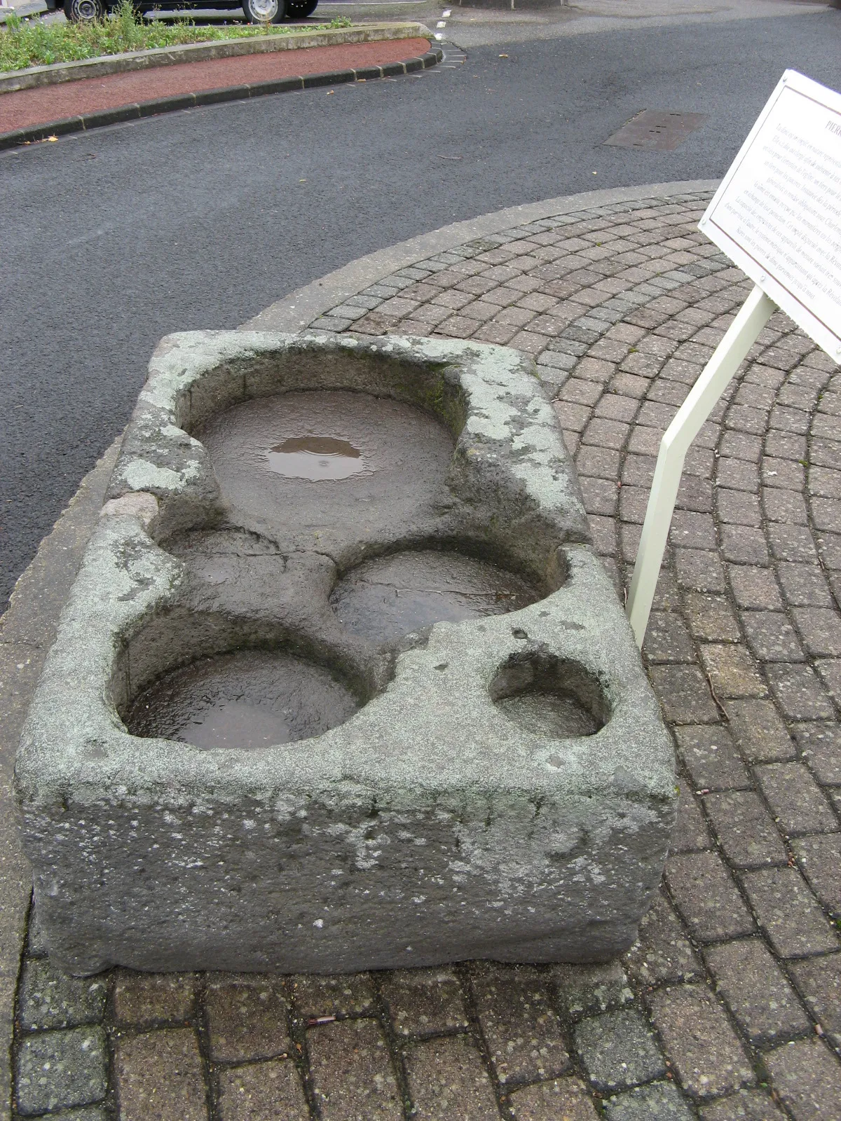 Photo showing: "Stone of the Dîme", Place de l’Orme, Châtel-Guyon, Auvergne, France