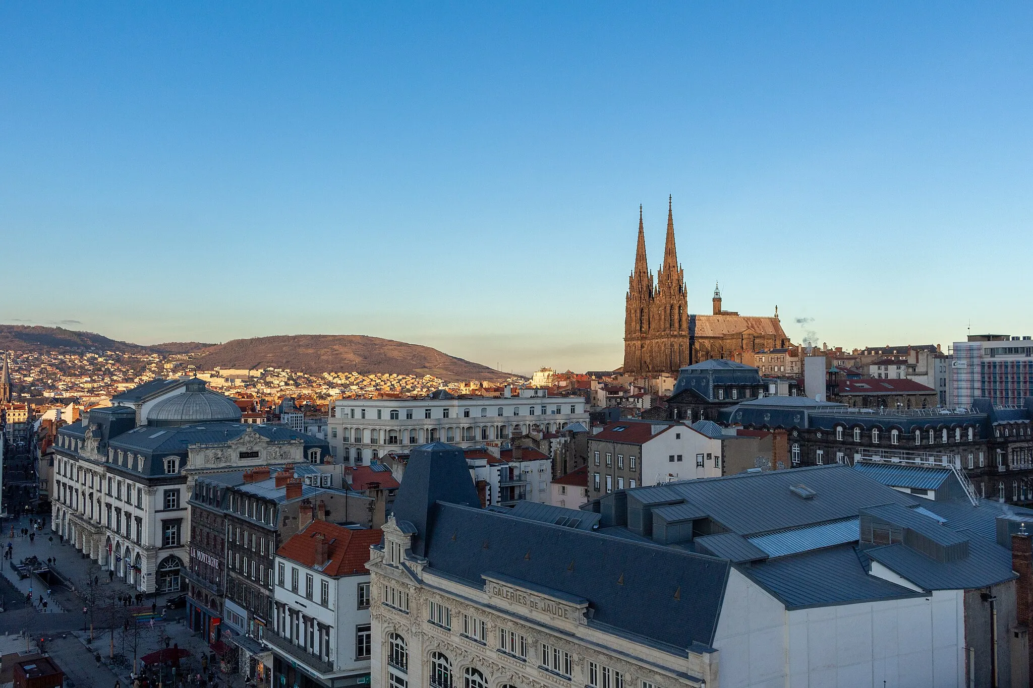 Photo showing: A view of Clermont-Ferrand taken from the top of a Ferris wheel.