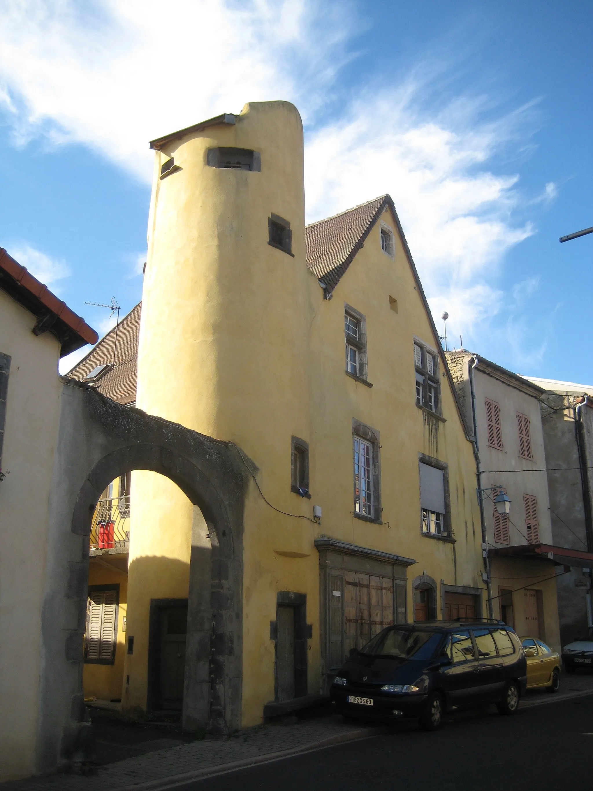 Photo showing: Maison à Combronde, tour et portail inscrits aux monuments historiques