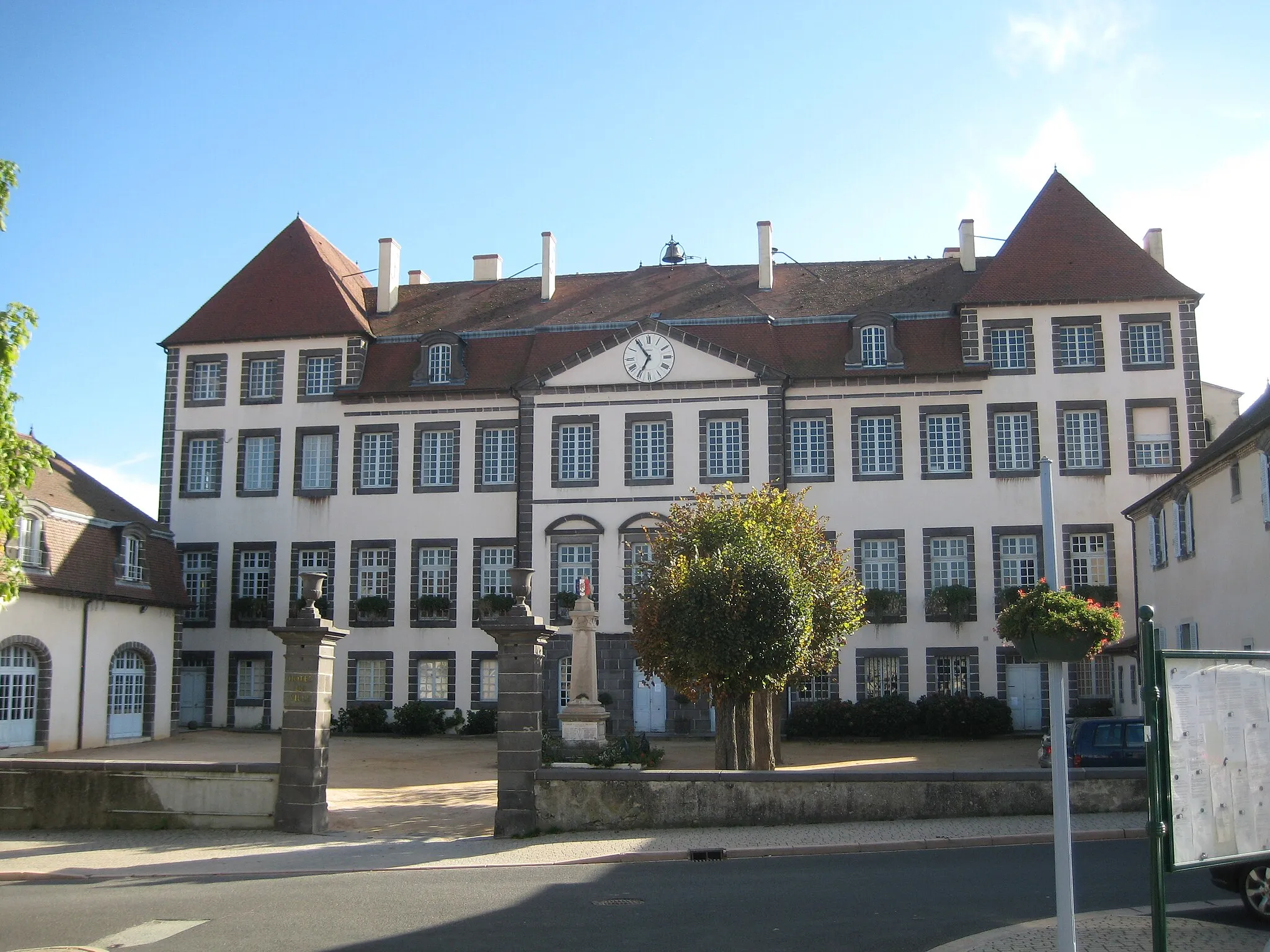 Photo showing: Château de Combronde, ou château des Capponi,  l'actuelle mairie