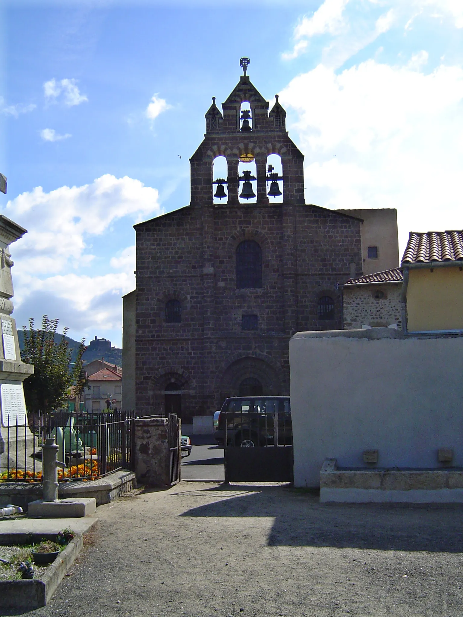 Photo showing: Coubon (Haute-Loire, Fr), church with bell gable.