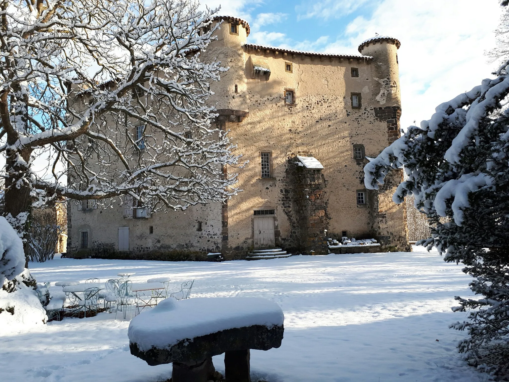 Photo showing: Château du XIe siècle sur la commune de Coubon, Haute-Loire, région Auvergne-Rhône-Alpes