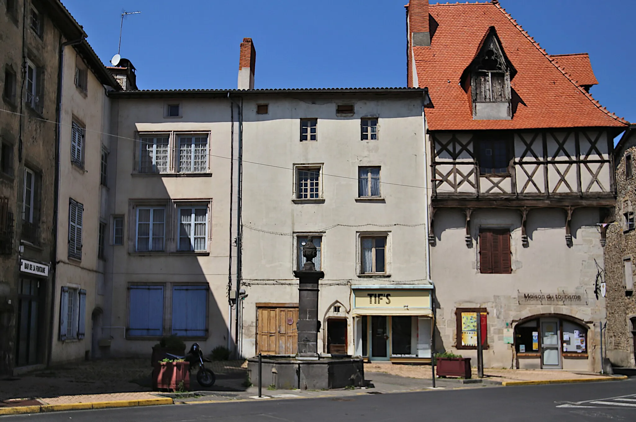 Photo showing: This building is inscrit au titre des monuments historiques de la France. It is indexed in the base Mérimée, a database of architectural heritage maintained by the French Ministry of Culture, under the reference PA00092096 .