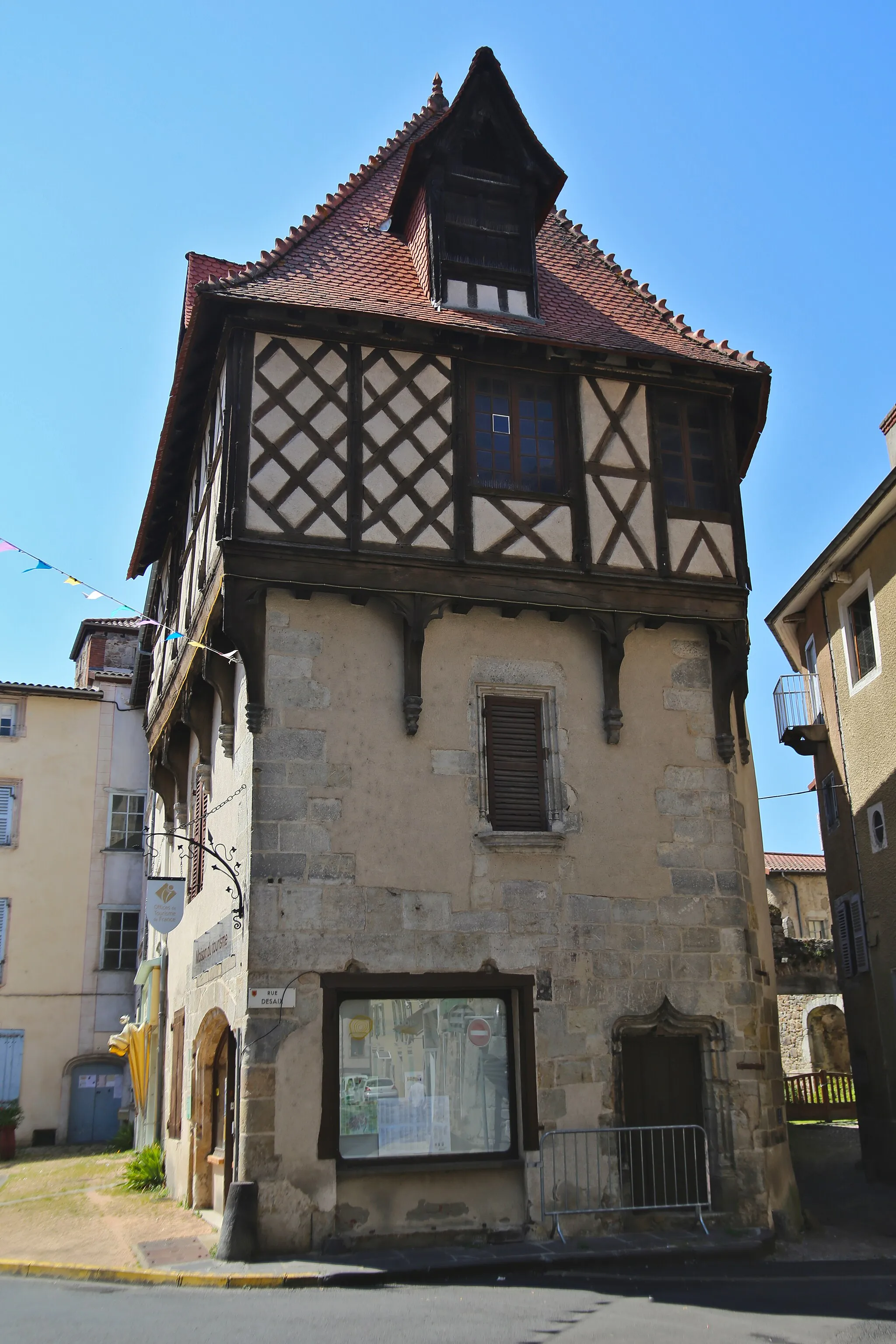 Photo showing: This building is inscrit au titre des monuments historiques de la France. It is indexed in the base Mérimée, a database of architectural heritage maintained by the French Ministry of Culture, under the reference PA00092096 .