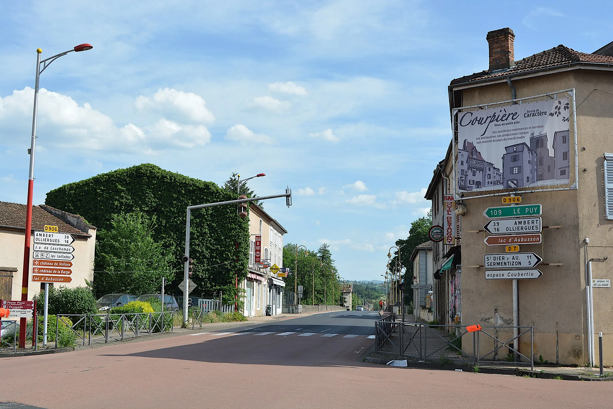 Photo showing: Route départementale 906, à l'intersection averc la route départementale 7 (vers le centre-ville), en direction du Puy-en-Velay et d'Ambert, à Courpière (Puy-de-Dôme, Auvergne-Rhône-Alpes, France).