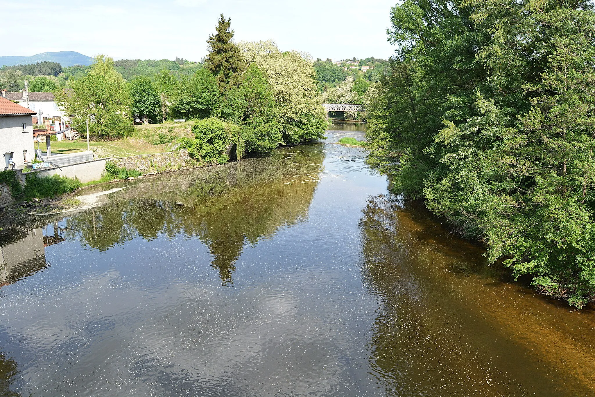 Photo showing: Rivière Dore depuis le pont de la D 906, vers l'aval, à Courpière (Puy-de-Dôme, Auvergne-Rhône-Alpes, France). En arrière-plan, un pont de la ligne de Saint-Germain-des-Fossés à Darsac.