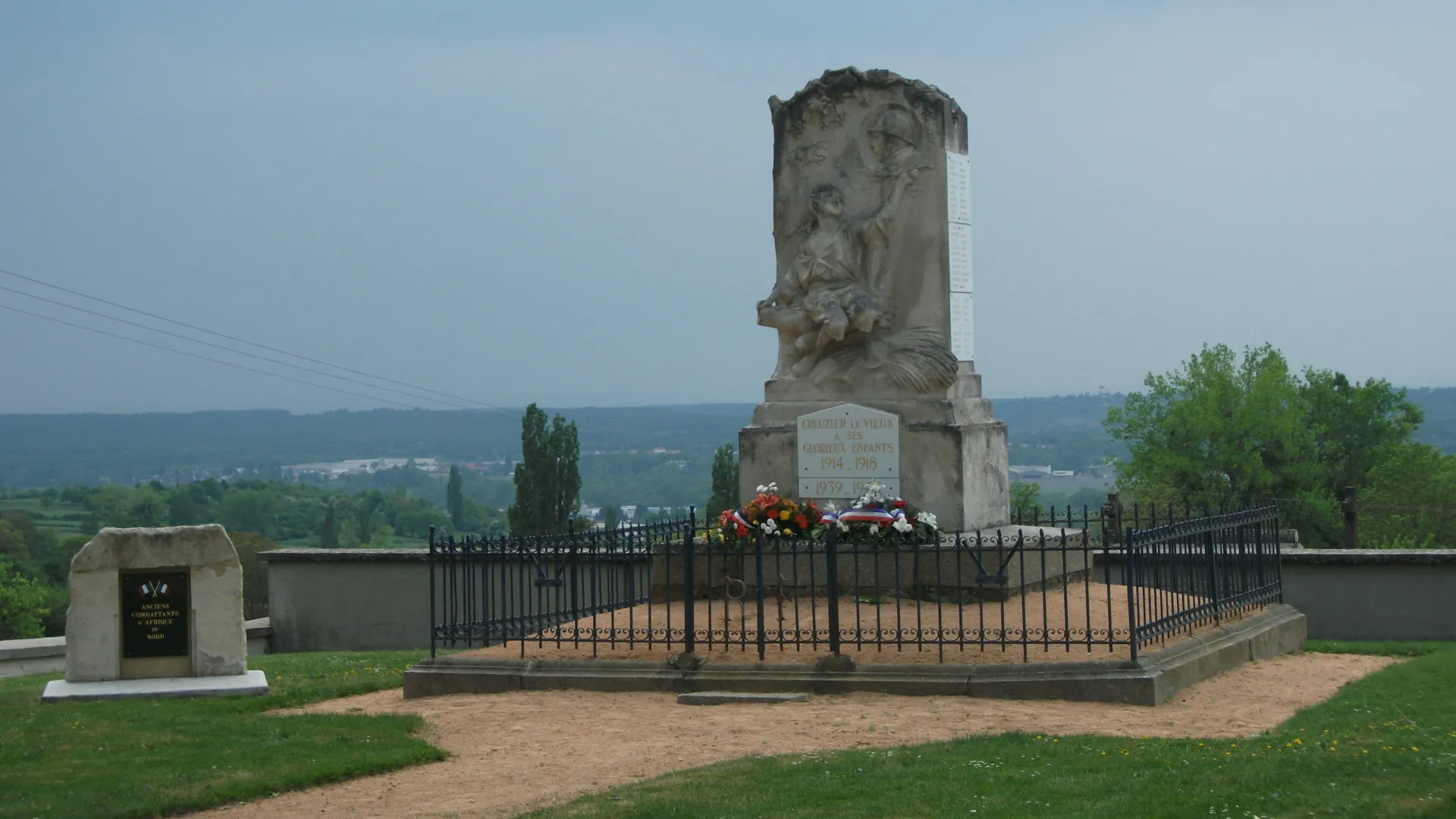 Photo showing: Monument aux morts de Creuzier-le-Vieux (Allier, Auvergne, France) à proximité de l'église