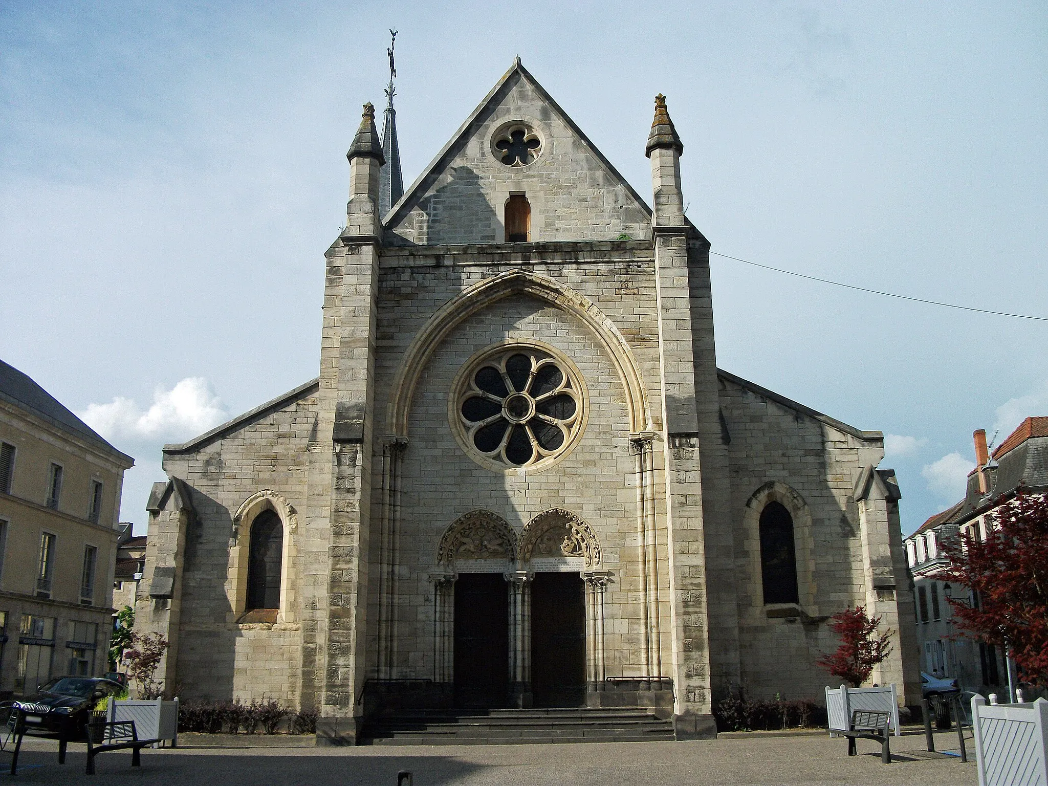 Photo showing: Saint-Saturnin church in Cusset from Radoult-de-Lafosse (or Radoult-de-La-Fosse) place, renovated in 2012.