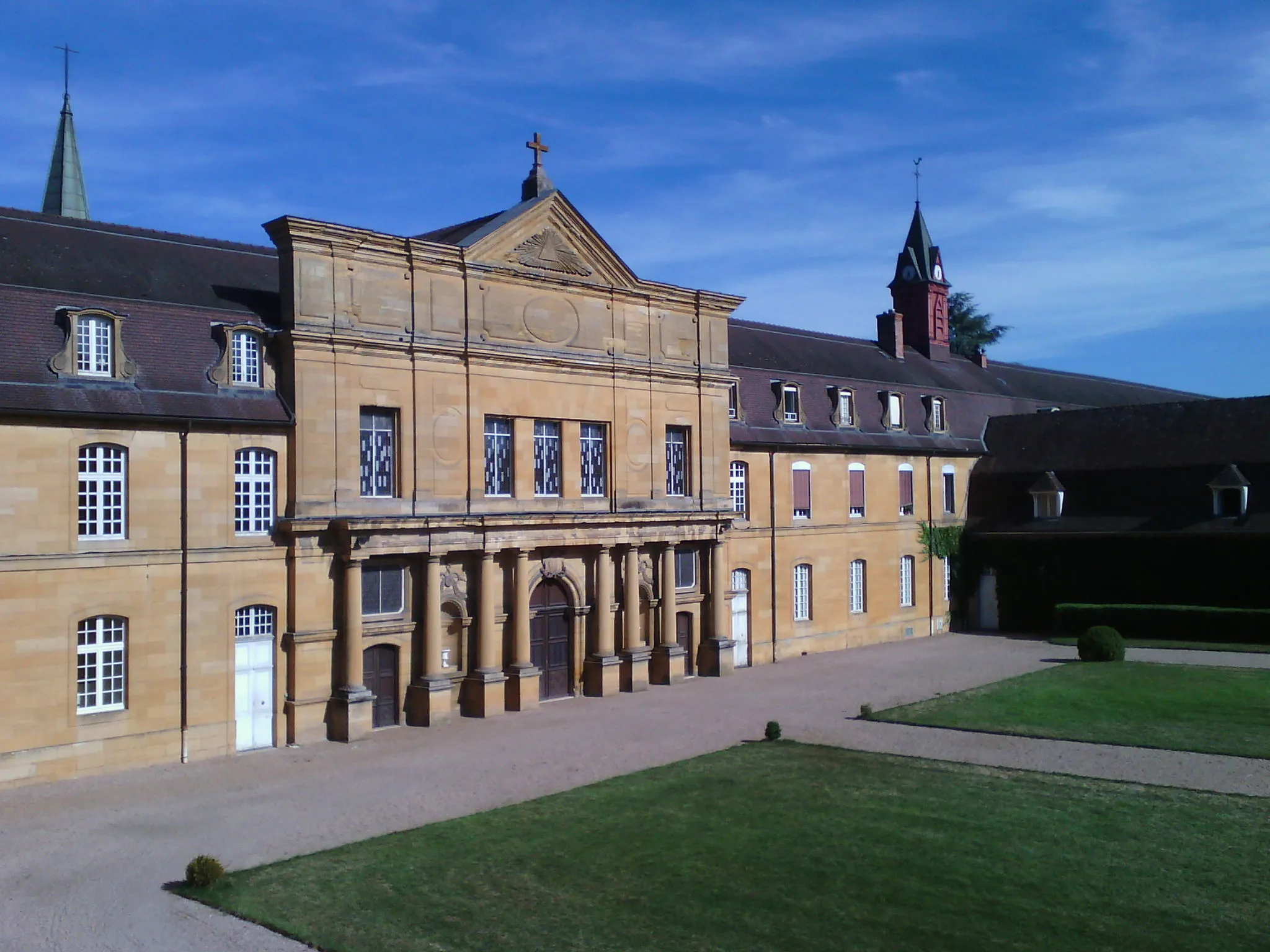 Photo showing: Façade de l'église de l'abbaye de Sept-Fons