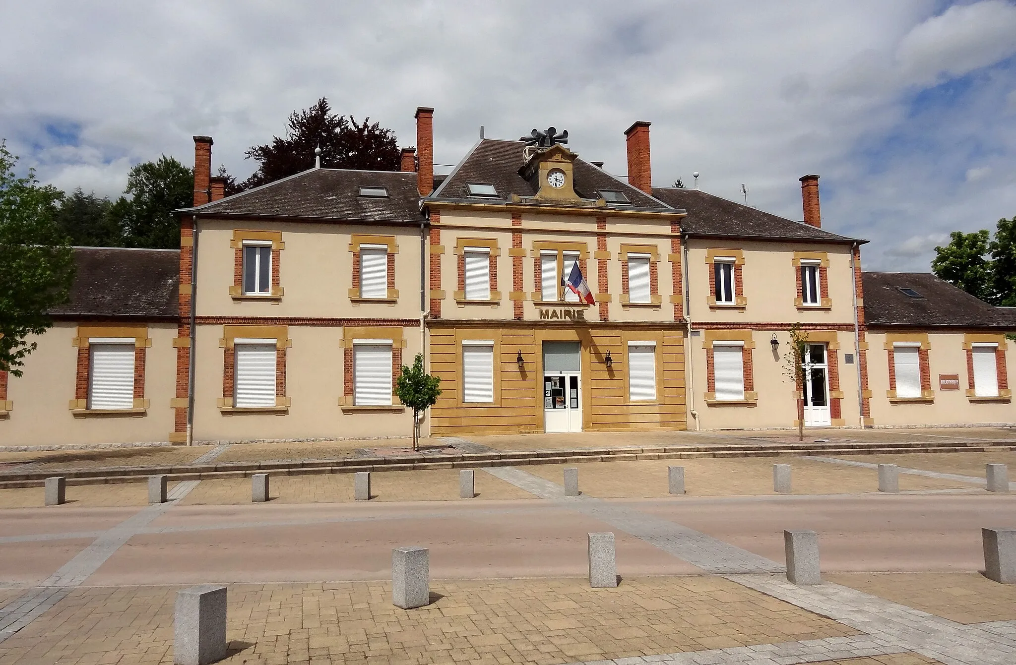 Photo showing: Diou town hall, Allier, France