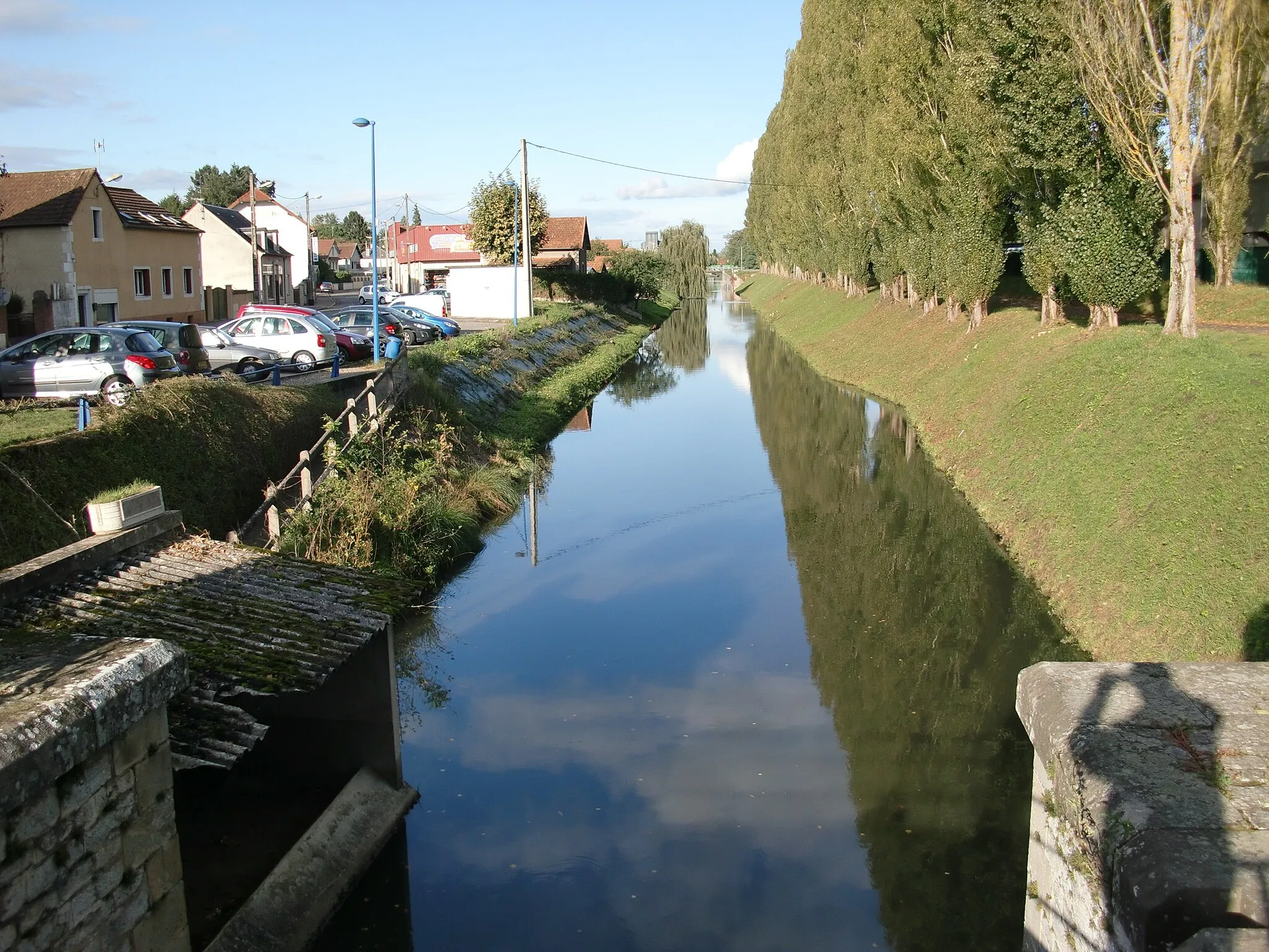 Photo showing: Dompierre-sur-Besbre, Frankreich; Stichkanal von Dompierre zum Loire-Seitenkanal Blickrichtung vom Anfang des Kanals Richtung zum Hafenbecken