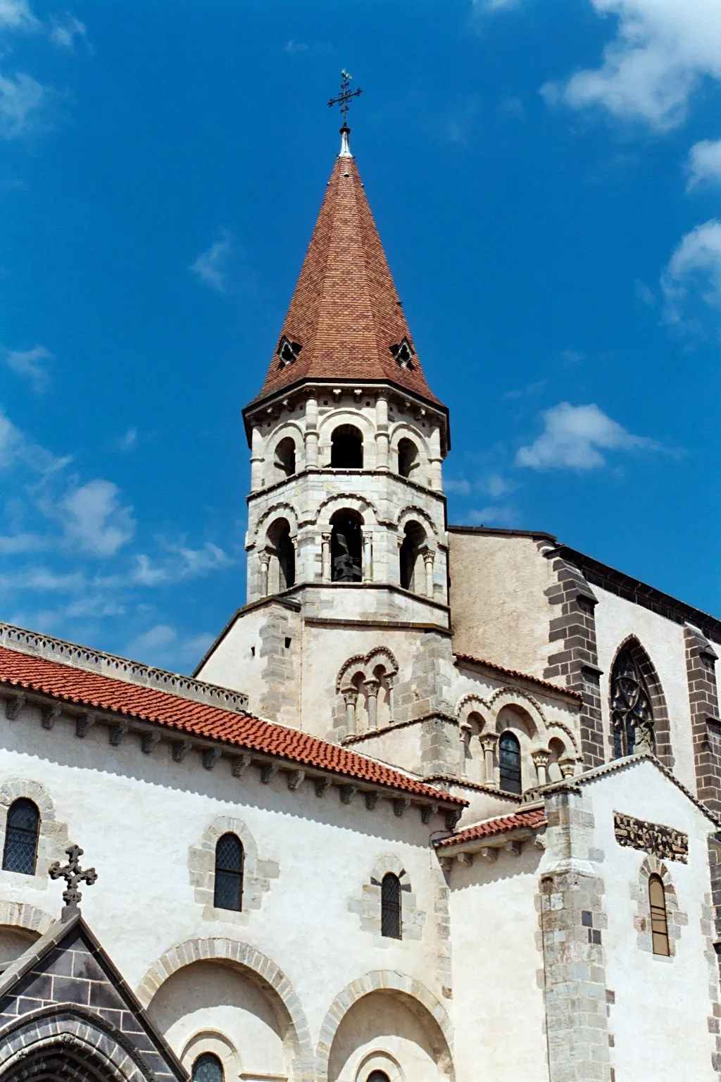 Photo showing: France - Auvergne - Collégiale Saint-Victor et Sainte-Couronne d'Ennezat