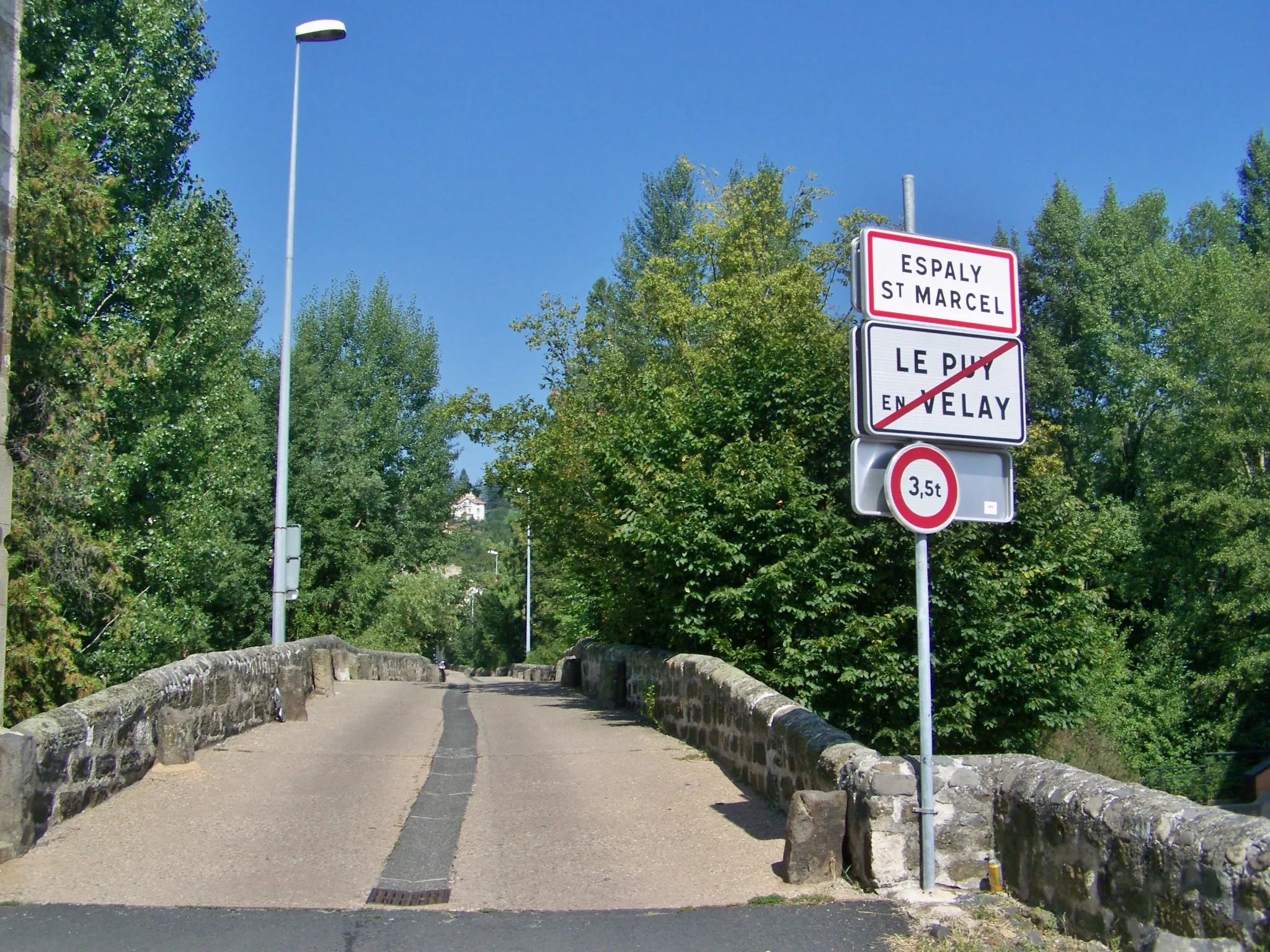 Photo showing: Entrance sign to the French commune of Espaly Saint-Marcel when leaving Le Puy-en-Velay in Haute-Loire.