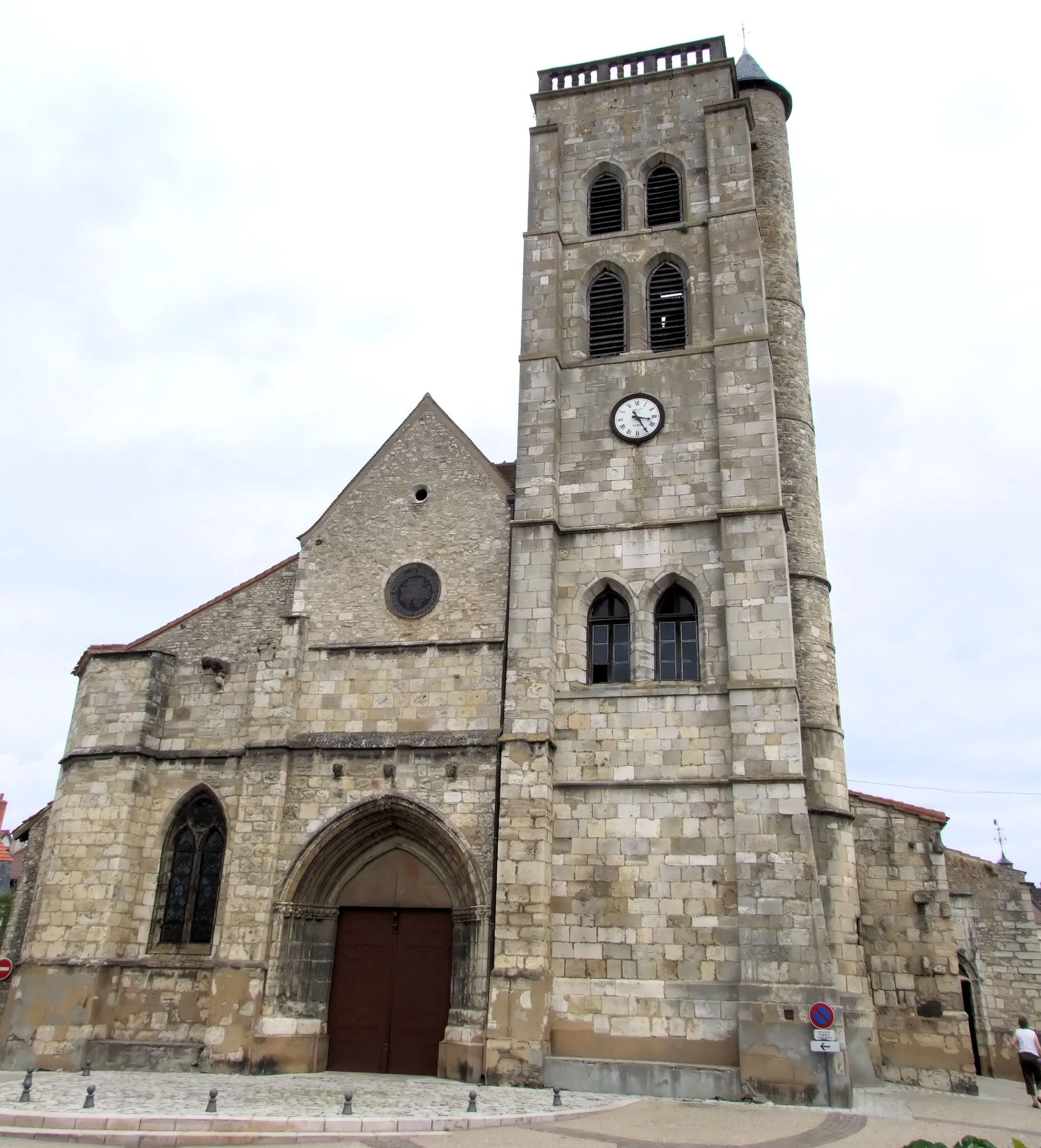 Photo showing: Gannat - Église Sainte-Croix - Façade et clocher