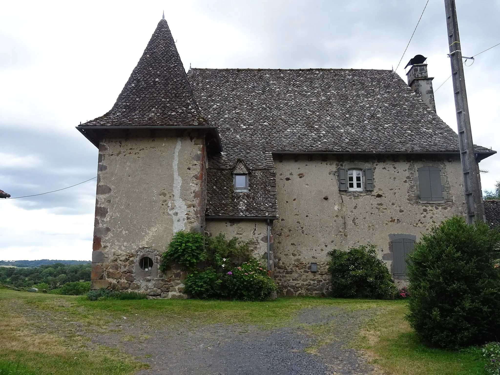 Photo showing: Une vieille bâtisse avant Jussac, Cantal.