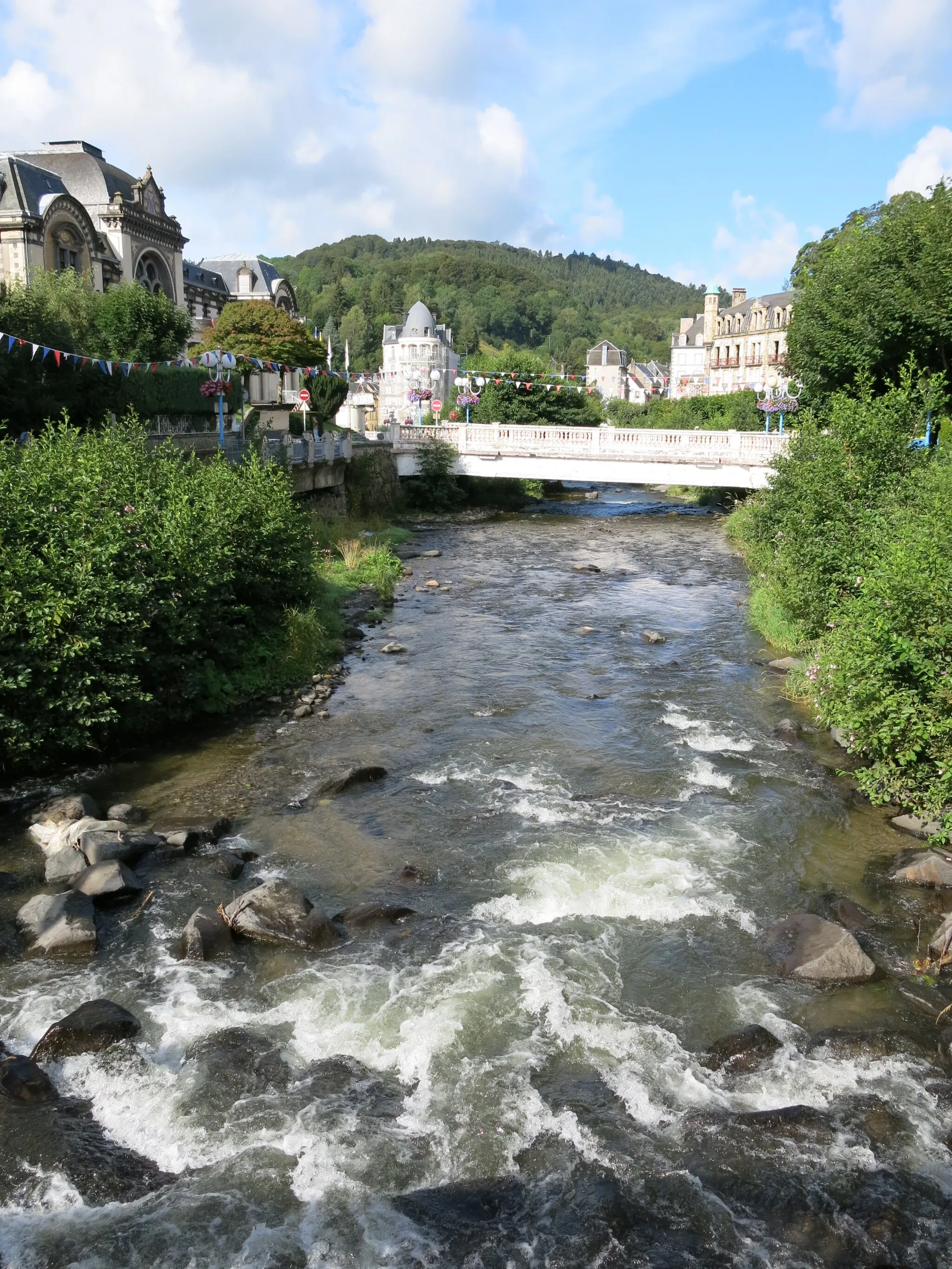 Photo showing: Look downstream to the Dordogne river in la Bourboule (Puy-de-Dôme, France) with the casino on the left.