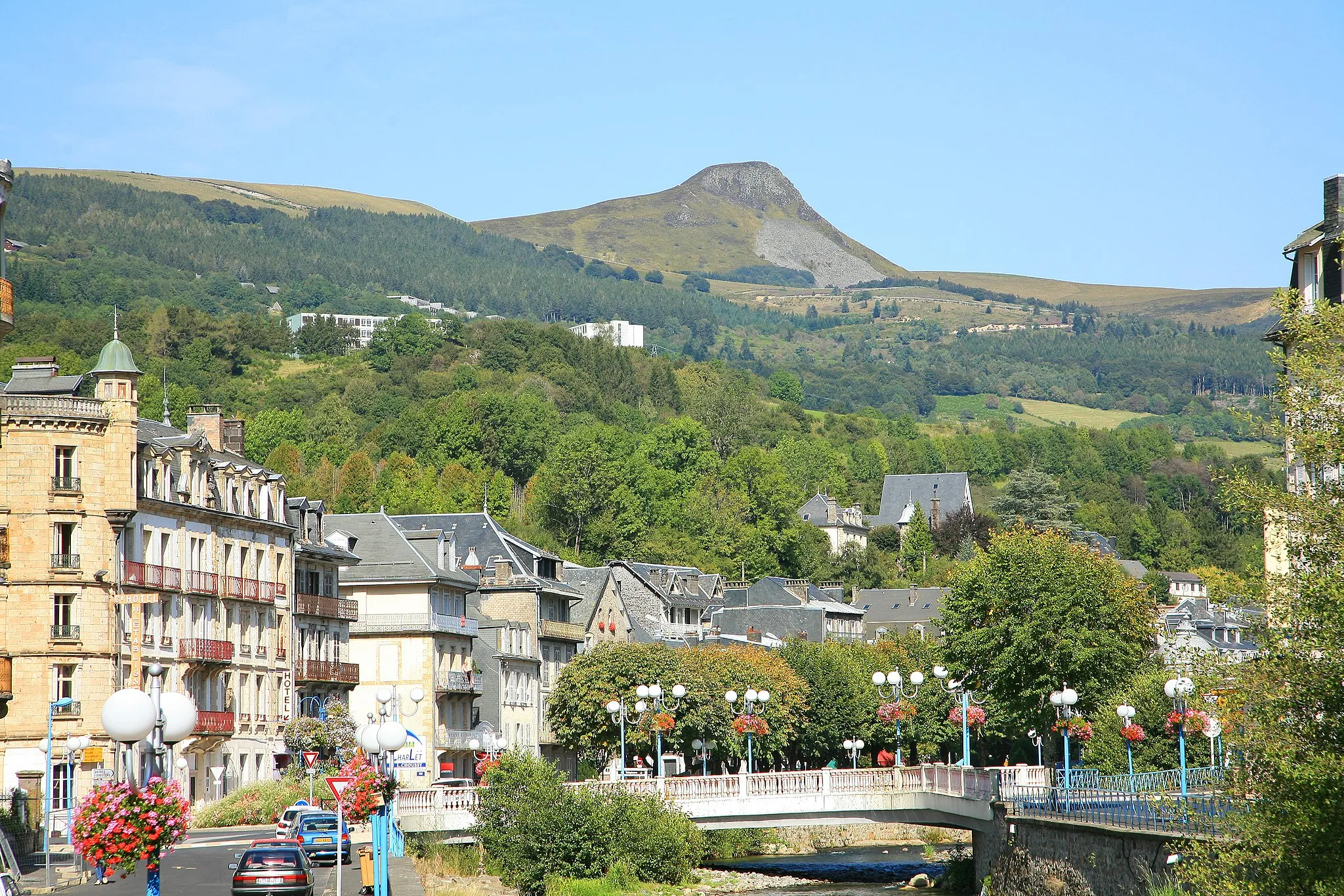 Photo showing: La Bourboule, a spa and air spa in the department of Puy-de-Dome, France. The city (about 2,000 inhabitants) lies in the Central Massif at 812 meters to 1400 meters above sea level.