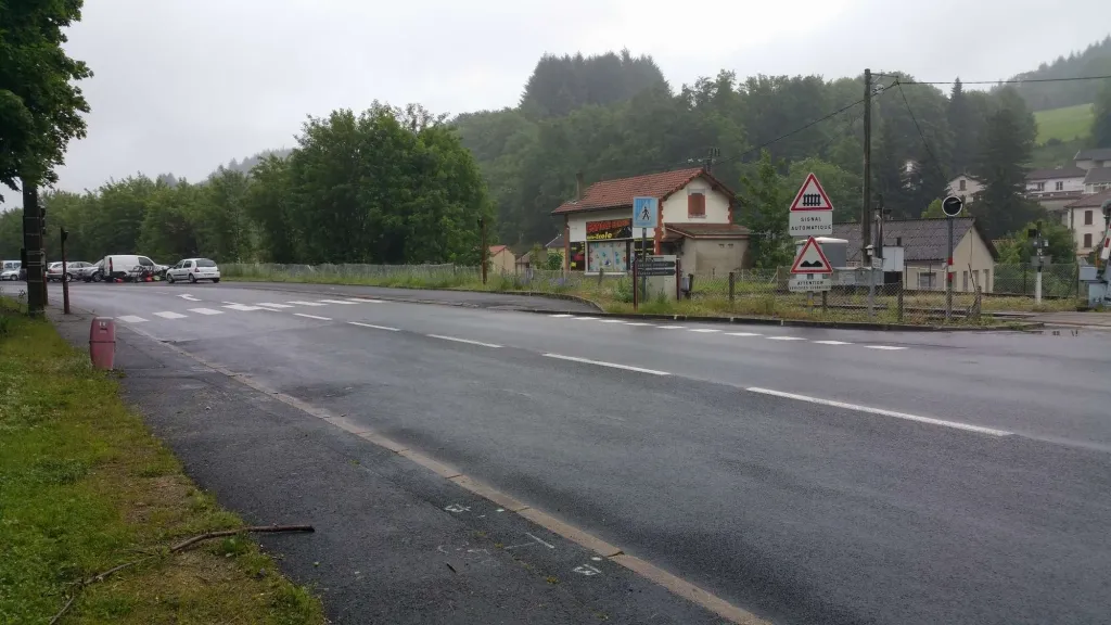 Photo showing: This fire-fighting facility can be inspected and edited within OsmHydrant (show).

English | français | +/−