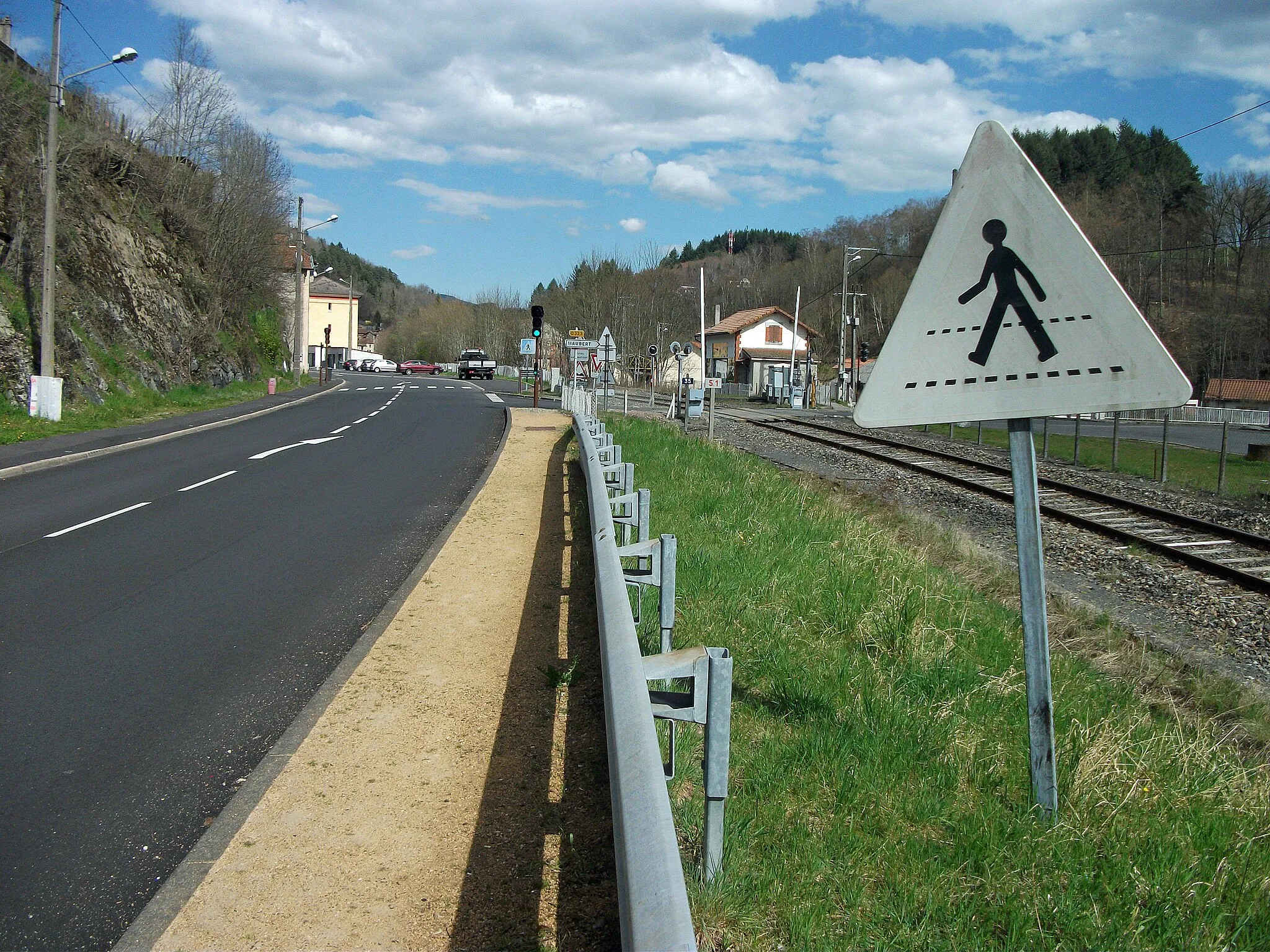 Photo showing: Old pedestrian crossing announcement sign in La Monnerie-le-Montel, Puy-de-Dôme, probably made in 1982 [10640]