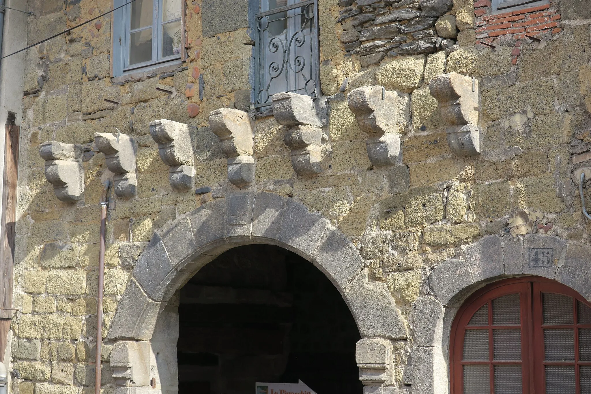 Photo showing: Langeac (France). Medieval city gate on rue des Bouchers (Butchers' street). Machicolations.