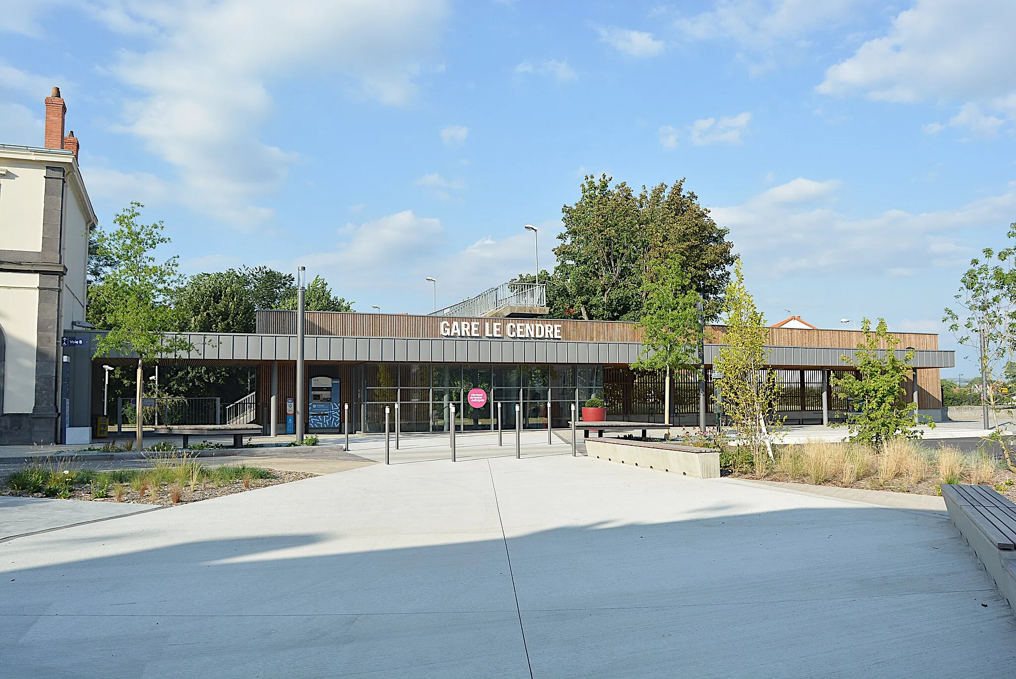 Photo showing: Extension du bâtiment voyageurs de la gare du Cendre-Orcet, créée vers 2020 dans le cadre de son réaménagement, Le Cendre (Puy-de-Dôme, Auvergne-Rhône-Alpes, France).