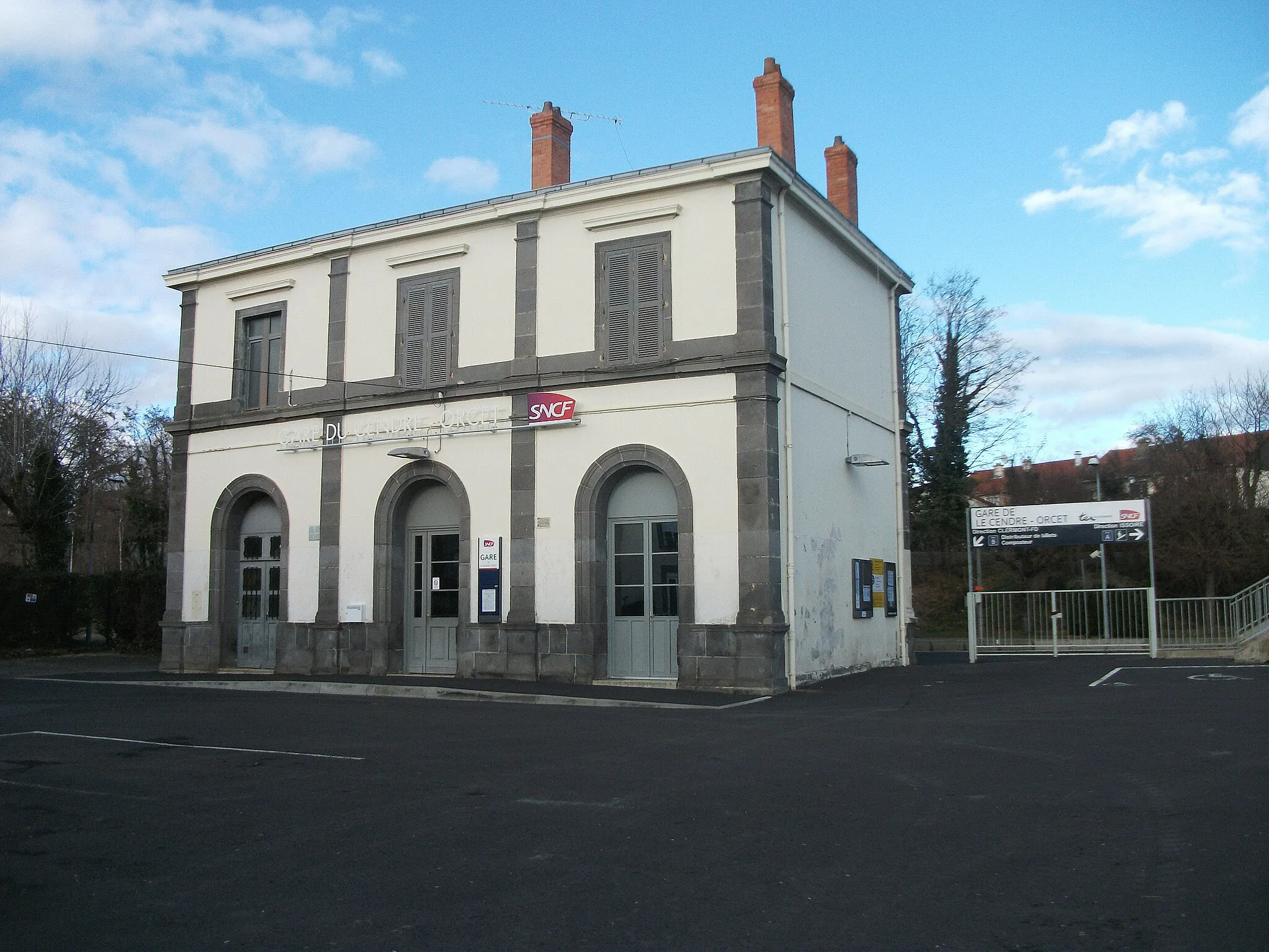 Photo showing: Bâtiment voyageurs de la gare du Cendre - Orcet