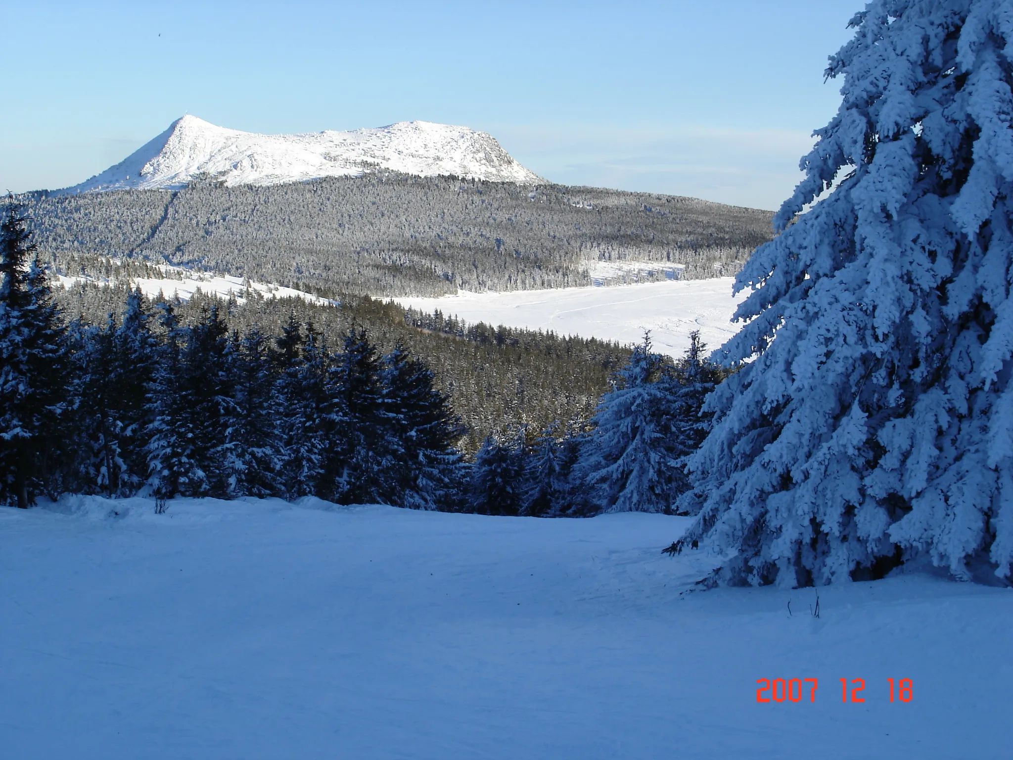 Photo showing: Le Mézenc, 1753 m, vu depuis les pistes des Estables, sur le mont d'Alambre