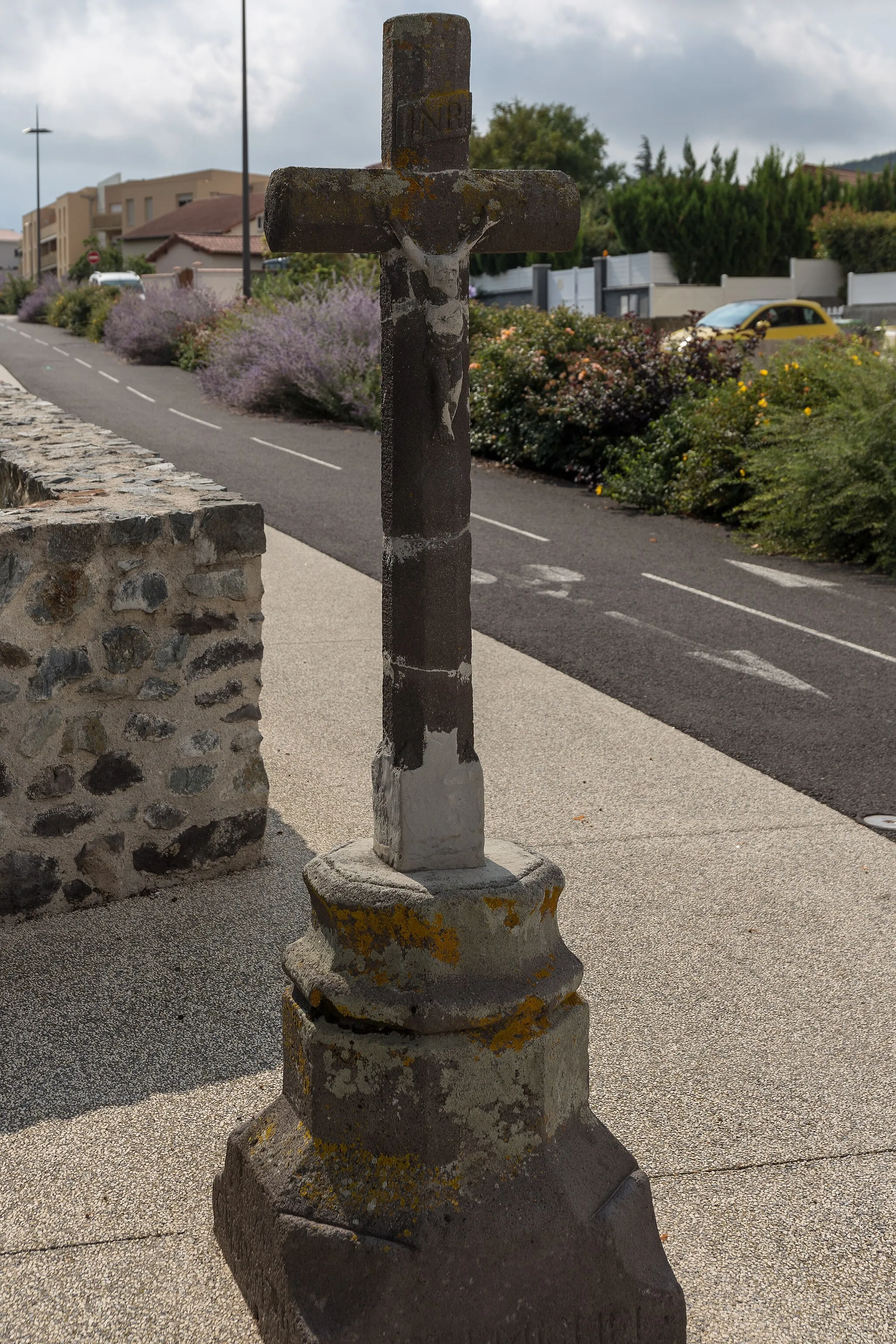 Photo showing: Croix du parc municipal de Lempdes, située à l'angle de la rue Saint-Verny et de la rue de la Maugagnade.