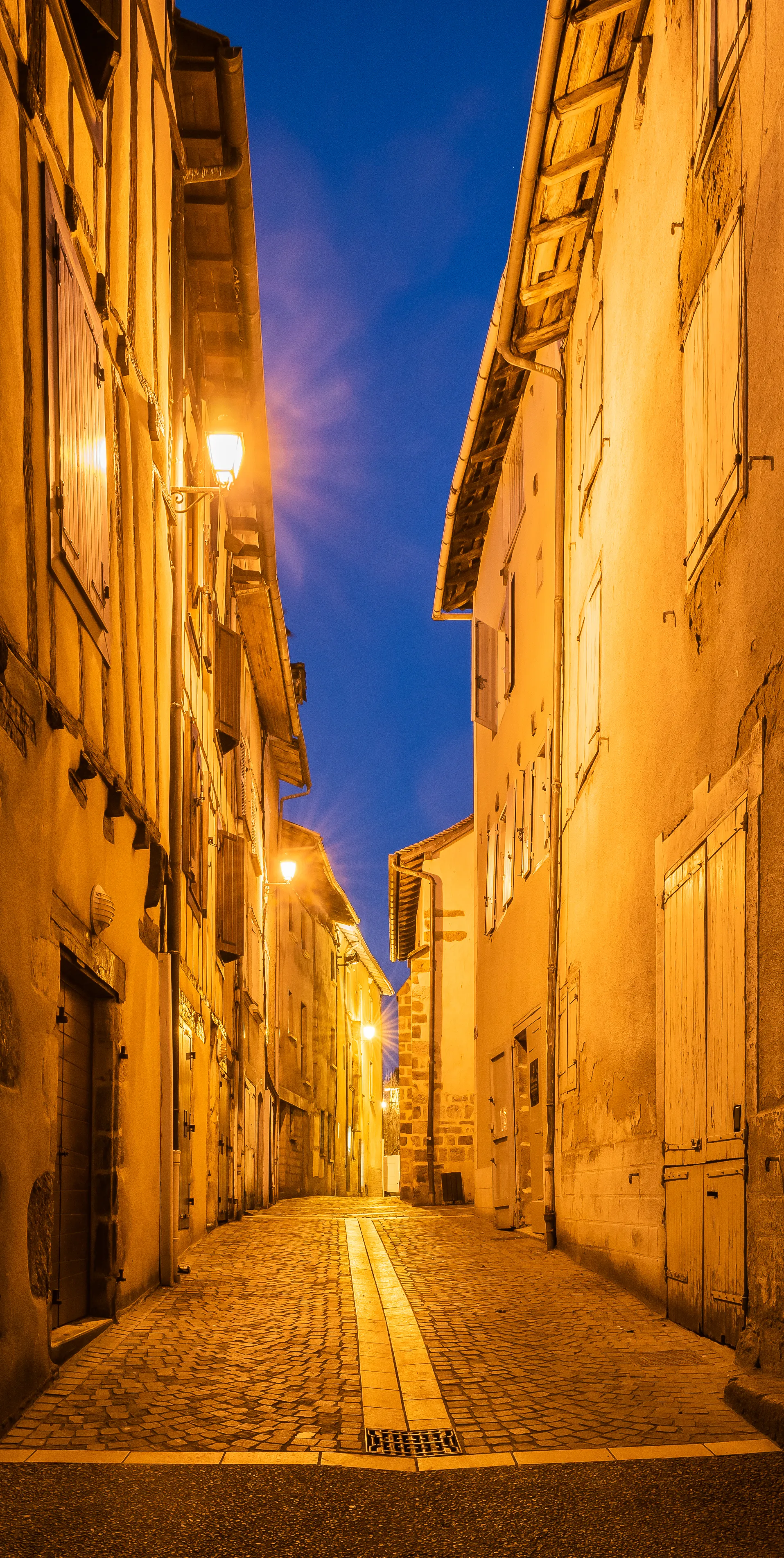 Photo showing: Rue de la Cité in Maurs, Cantal, France